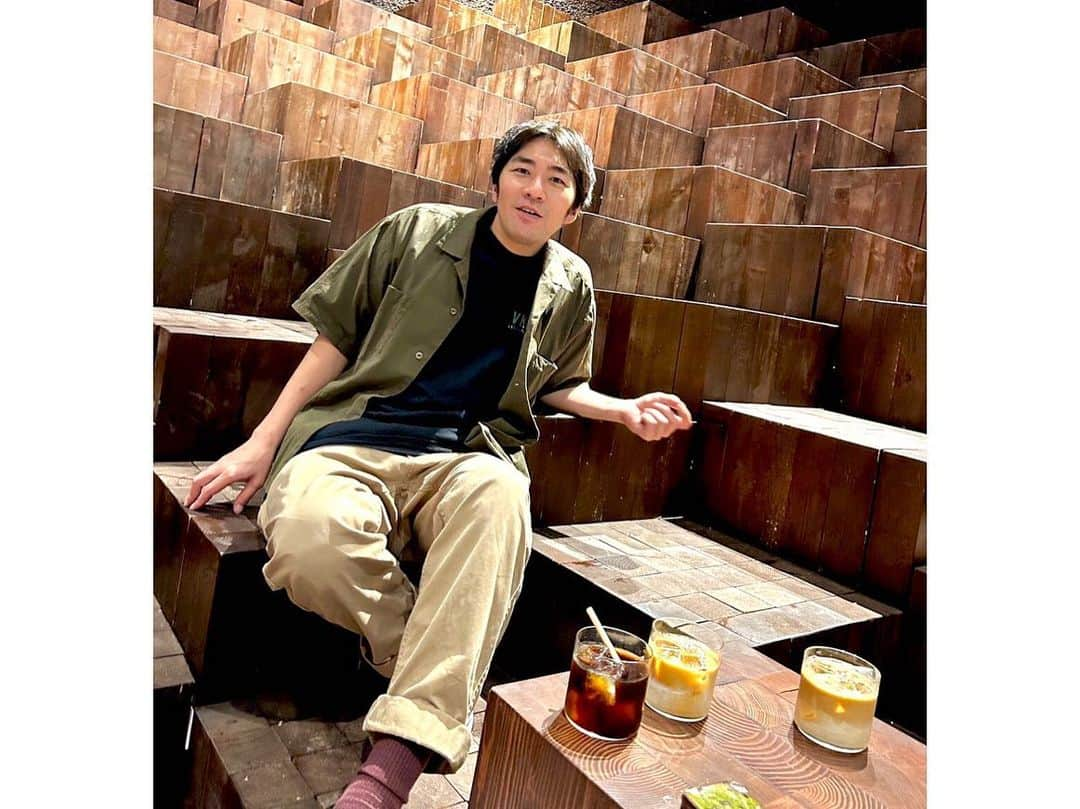 石井脩平さんのインスタグラム写真 - (石井脩平Instagram)「🇻🇳 【アジア住みます系オジサン同期達と表参道】 　 　 毎年この時期に 「ベトナムのスターが緊急来日！」言うて 日本での仕事で帰って来たダブルウィッシュ井手とご飯食べに行って写真撮ってインスタでも言うてた気しますが、えらいもんで、コレも4年ぶりらしいです。 　 　 明日から 9/9(土)9/10(日)「ベトナムフェスタin神奈川」に ベトナム神奈川親善大使ダブルウィッシュが4年ぶりにあちこち出演するらしいんで、皆さん良かったら観に行ってあげてくださいな。 　 　 🇮🇩 よう考えたら、井手も会うんはbeforeコロナの4年ぶりやし、濱田とも会ったんはインドネシア住みます芸人ザ・スリーの時以来やから、何年ぶりやねんやったみたいやけど、それを感じさせない同期というのはやっぱりスゴいなぁ、と思いますわ。 　 　 原宿をぶらぶら歩いて買い物したりしてるだけやけど、外国人観光客みたいにはしゃぎながら、「変わったなぁ」「あそこのアレが無くなった」「ここ来たらあの頃のアレを思い出す」みたいなオジサン達特有のしょうもない会話をしながら、表参道オシャレカフェに連れて行きました。 　 　 🪵 そう言えばこないだ、光永と辻井と誠子も大阪NSC30期生の同期3人で来てはしゃいでたなぁとか思いながら、井手と濱田と石井の東京NSC13期生の同期3人でも結局はしゃいで来ました。 　 　 なんやかんや色々あって（おそらく我々オジサン達がはしゃいでたせいであろう…）作り過ぎはったアイスラテをサービスしてくれはりました。 すんません、ありがとうございました。 抹茶のパウンドケーキも美味しかったです。 　 　 　 @idekazuhiro  @daisukebotak  　　 　 #gyrefood #表参道カフェ #uni @gyre_uni  　 #ベトナム住みます芸人 #ダブルウィッシュ #ベトナム神奈川親善大使 　 #アジア住みます芸人プロジェクト  #よしもとHELLOASIAチャンネル #インドネシア住みます芸人 #東京NSC13期生」9月8日 21時13分 - presidentchan141