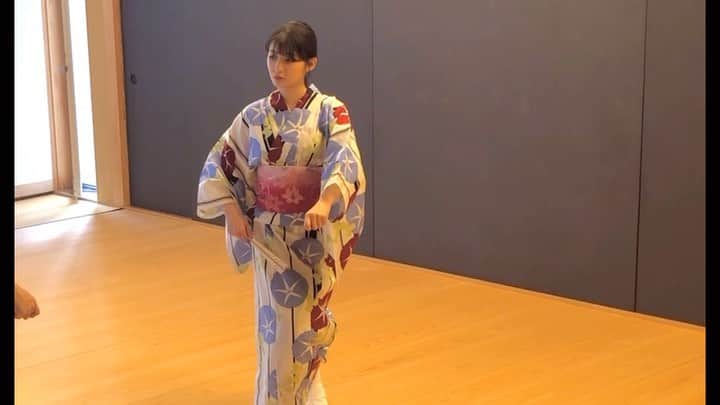 井上小百合のインスタグラム：「時代劇にも対応できる様に、 と始めた日本舞踊  始めたてのときです   #尾上菊之丞  #尾上流  #日本舞踊  #稽古  #練習シリーズ」
