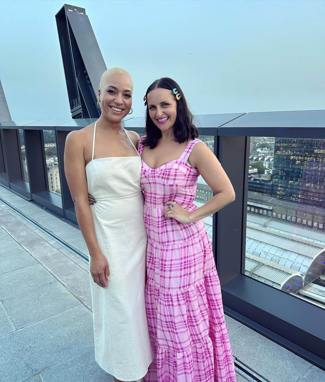 クーシュ・ジャンボのインスタグラム：「Two girls on a rooftop and one big idea 🤫 @lauraleedockrill you smelt like summer! 🦋💕  My gorge linen dress is @nobodyschild 💋」