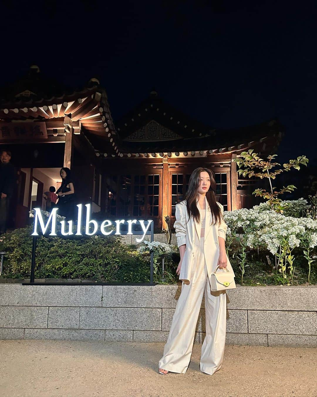 チョン・チェヨンさんのインスタグラム写真 - (チョン・チェヨンInstagram)「@mulberryengland 🤍  #MulberryxFrieze91 #Mulberry  #멀버리 #MulberryEngland」9月8日 21時14分 - j_chaeyeoni