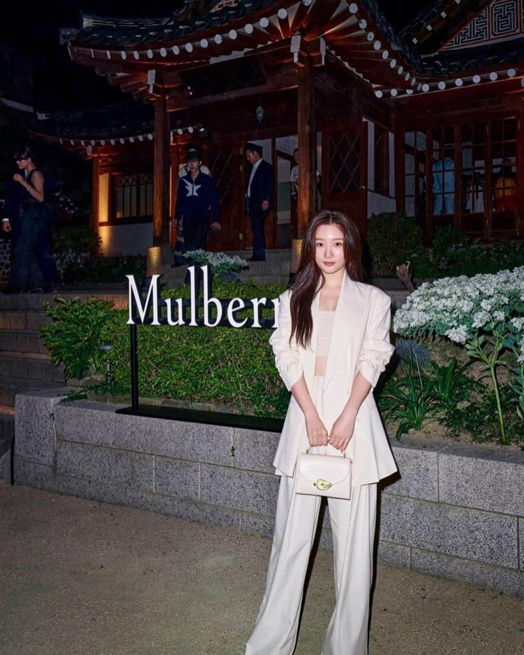 チョン・チェヨンさんのインスタグラム写真 - (チョン・チェヨンInstagram)「@mulberryengland 🤍  #MulberryxFrieze91 #Mulberry  #멀버리 #MulberryEngland」9月8日 21時14分 - j_chaeyeoni