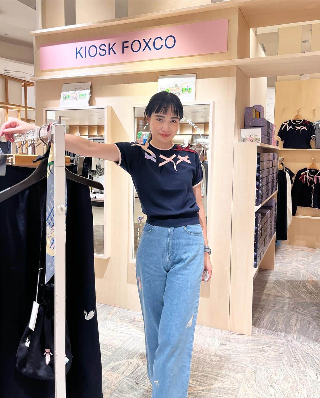 のインスタグラム：「土日は終日いまーす！☺️❤️‍🔥 伊勢丹新宿店2Fでお待ちしています🎀  ネイビーハーフスリーブセーター S  ジーンズ S 着てます🦢 #KIOSKFOXCO」