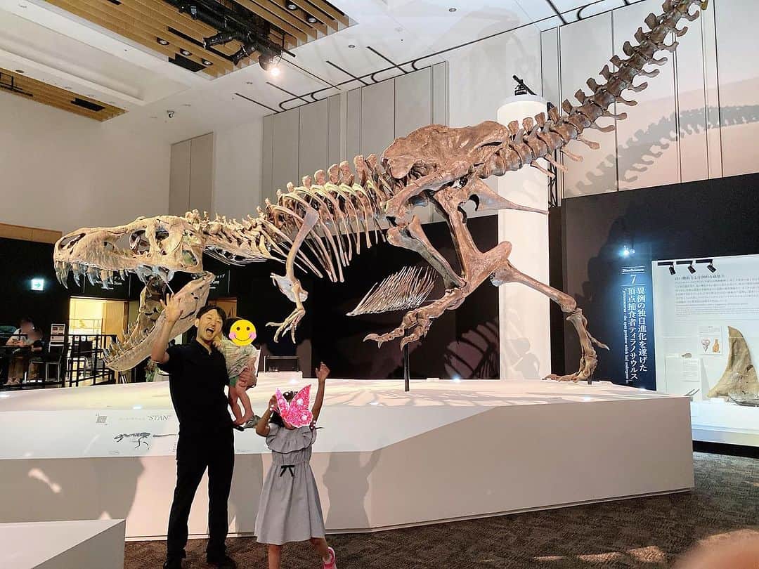 松尾依里佳さんのインスタグラム写真 - (松尾依里佳Instagram)「🦖🦕  東京ミッドタウンで開催中の 「DinoScience 恐竜科学博2023」に 先日家族で行ってきました〜！  娘も息子も大興奮！  恐竜同士が対峙するように展示されていて 驚いたり逃げようとしている 躍動感がすごいんです！  照明が生み出す恐竜たちの影が また一層迫力を増したり 走る恐竜の影なんて 娘は何往復も追いかけていました😂  主人がレギュラー出演中の 東京MXテレビの番組の放送で 何度も生中継されていたので見ていましたが 実際に行くと体感できるものがぜんっぜん違いました！  0歳の息子はまじまじと見て 最後は自分がダイナソーになっていました笑  結局、別の日にもう一回訪れた私たちでした😂  化石発掘などのアクティビティも楽しめました〜！  #恐竜科学博 #東京ミッドタウン @dinoscience_jpn」9月8日 21時16分 - erika.matsuo