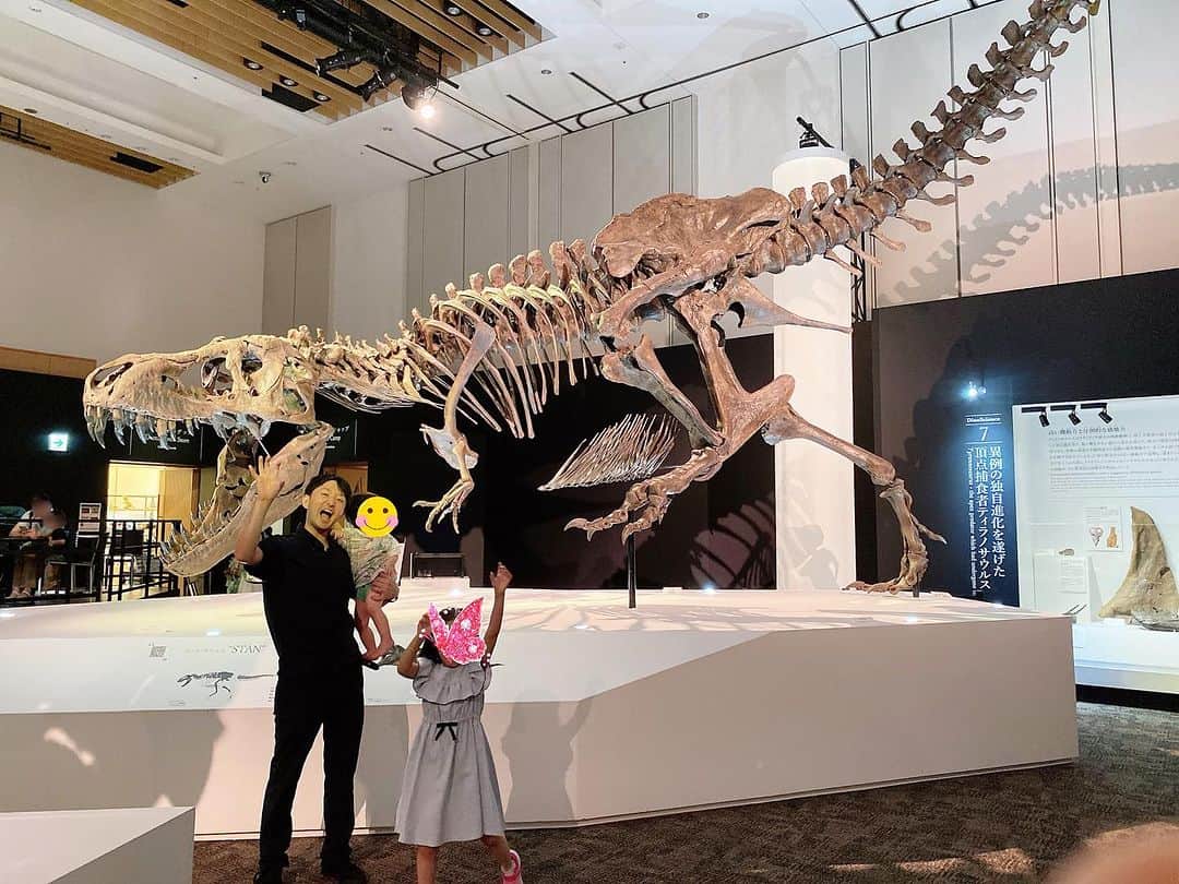 松尾依里佳のインスタグラム：「🦖🦕  東京ミッドタウンで開催中の 「DinoScience 恐竜科学博2023」に 先日家族で行ってきました〜！  娘も息子も大興奮！  恐竜同士が対峙するように展示されていて 驚いたり逃げようとしている 躍動感がすごいんです！  照明が生み出す恐竜たちの影が また一層迫力を増したり 走る恐竜の影なんて 娘は何往復も追いかけていました😂  主人がレギュラー出演中の 東京MXテレビの番組の放送で 何度も生中継されていたので見ていましたが 実際に行くと体感できるものがぜんっぜん違いました！  0歳の息子はまじまじと見て 最後は自分がダイナソーになっていました笑  結局、別の日にもう一回訪れた私たちでした😂  化石発掘などのアクティビティも楽しめました〜！  #恐竜科学博 #東京ミッドタウン @dinoscience_jpn」