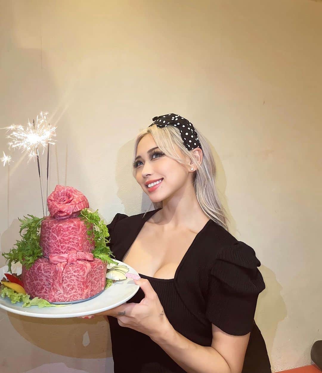 のインスタグラム：「今日は少し遅め投稿🖤肉ケーキ初めてもらったの🥩 北千住のITAMAE焼肉美美🍖美味しかったあ  最近の秋プチプラオススメコスメも 紹介するね！新作ばかりだから参考にしてね😚  @yuuri_fukuse さんの vimのプライマーは崩れたくない時の優秀アイテム🤍洗練されたパケが特に可愛いし下地もあって新作いつも楽しみにしてるブランド✨  2枚目はミネラルや肌にやさしいブランド！アトピーや敏感肌の人はこゆところオススメで私もこゆところ大好きなの美容成分も高くて良いことしかない🩷  3枚目のオイルは4種類軽いのから重いのまであってわたしは最近濡れ髪ハマっててオイルでツヤ感出すとハイトーンの色味が可愛く出るから最近使ってるよー😍  リファのロックオイルはアイロン前に使うと巻きやアイロンでつけた癖が夜まで取れないの！凄い不思議なオイル🤍✌️ 崩れたくない日はロックオイル一択！  lakaのリップは粘膜色味〜派手色まであって選べないー😳絶対好きな色が見つかるから見つけたら見てみてね😘  エテュセからは2色パレットやレッド色のライナーも出てて秋カラー少し試したい人はぜひ一つ持っておけばおしゃれなアイメイクできるよ❤️  #ロフト展示会 #ロフトのコスフェス #ロフトコスメ #PR」
