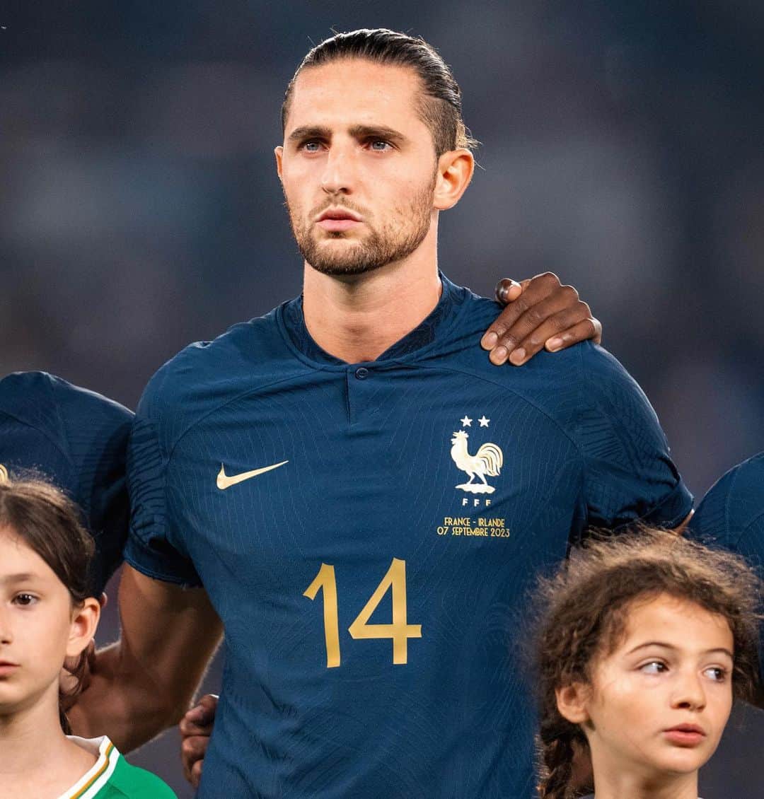 アドリアン・ラビオのインスタグラム：「5/5 ☑️🇫🇷 #fiersdetrebleus #allezlesbleus」