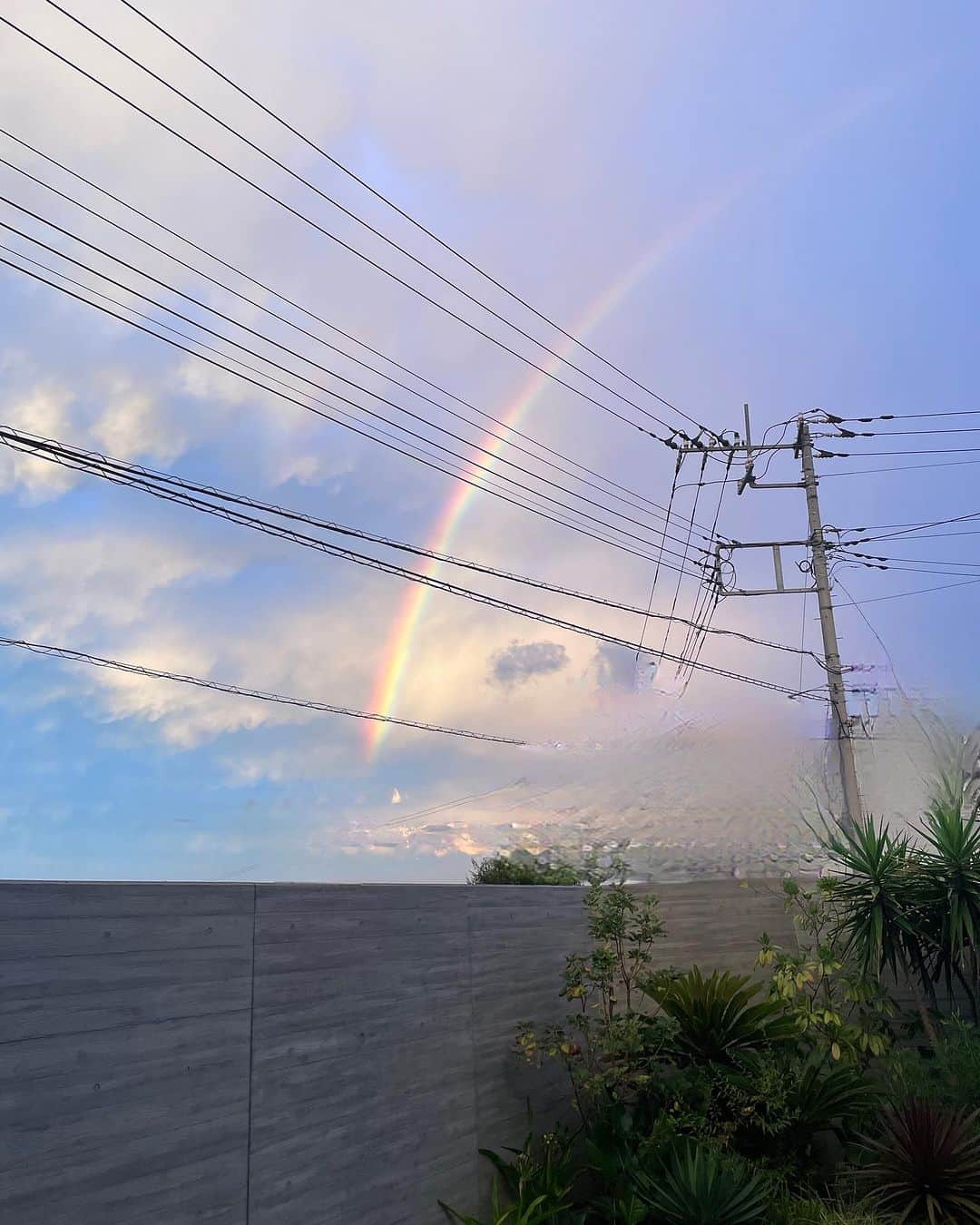 橋本志穂さんのインスタグラム写真 - (橋本志穂Instagram)「昨日、、、、 友人のお庭のプールから 美しい虹を見ました‼️ 今日は関東は大変な雨になって、 これから明日にかけて 関東だけでなく 多くの地域が台風の被害に備えなければなりませんがー。  これ以上の被害が出ませんようにー。 山の家の我が家は 外に出してる椅子などは 管理事務所のしんやくんが片付けてくれたと聞き一安心。 東京の家も、 ベランダの物干し竿など外して備えてます。  #虹 #嵐の前の」9月8日 21時18分 - shihohashimoto3