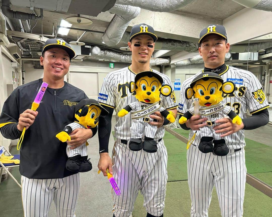 阪神タイガースさんのインスタグラム写真 - (阪神タイガースInstagram)「今日のヒーローは10勝目をあげた村上選手、ホームランで同期の村上選手を援護した佐藤輝明選手、30セーブ目をあげた岩崎選手です！ #今日のヒーロー  #村上頌樹 選手 #10勝目 #佐藤輝明 選手 #ナイスホームラン✨ #岩崎優 選手 #30セーブ #勝つバイ泥棒  #阪神タイガース #JERAセリーグ #ARE」9月8日 21時19分 - hanshintigers_official