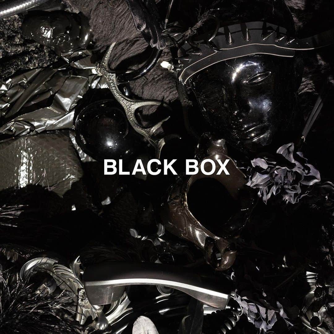 のインスタグラム：「#ReolBB 2023.10.18 RELEASE  Reol 3rd Full Album BLACK BOX Art Work解禁🔓  ❶Official FC Legit盤(CD+GOODS) ❷初回生産限定盤A(CD+Blu-ray) ❸初回生産限定盤B(CD+DVD) ❹通常盤(CD)  の全四形態、お好きな形であなたのお手元へ 詳細や店舗別オリジナル特典のデザイン他 BLACK BOX特設サイトをご覧ください🗃️  BLACK BOX開けてUNBOX TOUR、少し先で待っています」