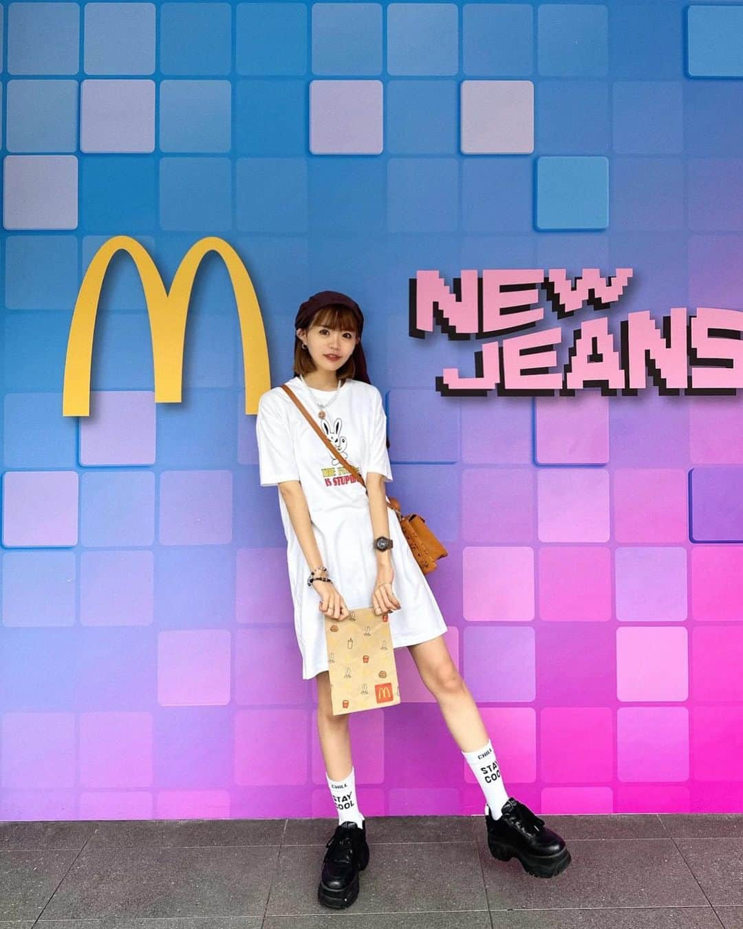 秋山衣梨佳さんのインスタグラム写真 - (秋山衣梨佳Instagram)「🐰🍔🥤 　 　 NEW JEANS×McDonald's🍟 ファンタのストロベリー味初体験🌼 かき氷のイチゴシロップの味だった🍧 X-girlのこのワンピース かなり前に買って初めて着た🐇  NEW JEANS×McDonald's🍟 bermula di malaysia🇲🇾 Dalaman kedai Bukit Bintang pun comel ✌️ SPICY CRISPY CHICKEN🍔 FANTA STRAWBERRY🍓 　 　 #McDonaldsxNewJeans#McDonalds#McDonaldsmy#McDonalds_Chicken_World#KL#KualaLumpur#Malaysia#KLevent#ちゃりふぁっしょん」9月8日 21時20分 - akiyamaerika