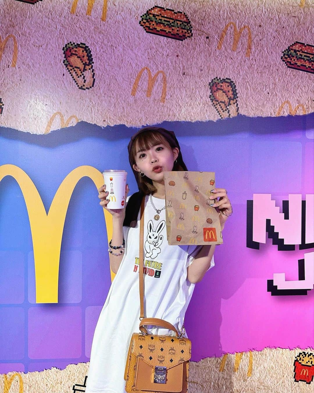 秋山衣梨佳さんのインスタグラム写真 - (秋山衣梨佳Instagram)「🐰🍔🥤 　 　 NEW JEANS×McDonald's🍟 ファンタのストロベリー味初体験🌼 かき氷のイチゴシロップの味だった🍧 X-girlのこのワンピース かなり前に買って初めて着た🐇  NEW JEANS×McDonald's🍟 bermula di malaysia🇲🇾 Dalaman kedai Bukit Bintang pun comel ✌️ SPICY CRISPY CHICKEN🍔 FANTA STRAWBERRY🍓 　 　 #McDonaldsxNewJeans#McDonalds#McDonaldsmy#McDonalds_Chicken_World#KL#KualaLumpur#Malaysia#KLevent#ちゃりふぁっしょん」9月8日 21時20分 - akiyamaerika