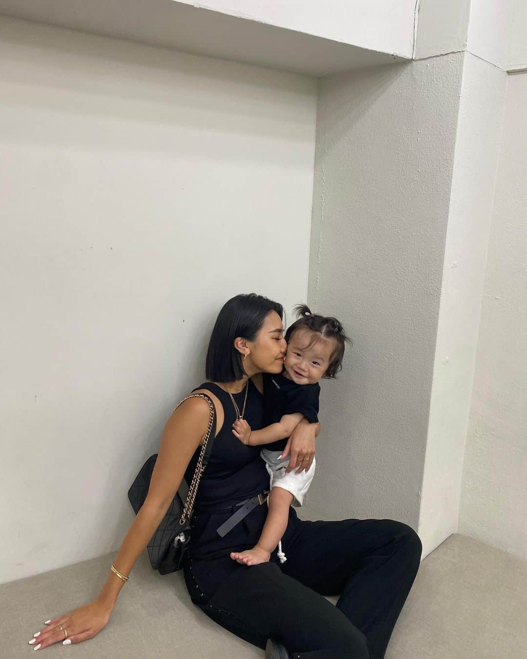 加藤澪のインスタグラム：「Photo dump 🖤 元々可愛いのは当たり前なんだけど、最近のリトが面白いし可愛いしたまらん🖤歩けるようになったし、表情もより豊かになったし、愛想いいし、ハウの真似したり立ち向かったり、とにかく毎日面白くて可愛くて愛おしい🖤出かけても自由に歩けるハウとの写真ばっかりになっちゃうから、リトとのツーショットは貴重📷✨これは @blackflys_japan の展示会&撮影の時の写真たち🖤 3.4.5枚目の写真は、サングラスある！→サングラスとったどー！→はい、あげるー！ のやつ。かわいい涙  #親バカ#男の子ママ#1歳男の子#兄弟ママ#ママライフ」