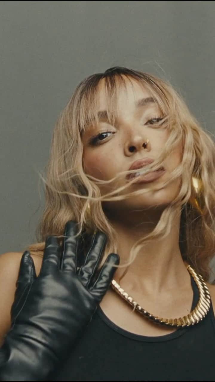 ティナーシェのインスタグラム：「BB/ANG3L ALBUM OUT NOW 👼🏽」