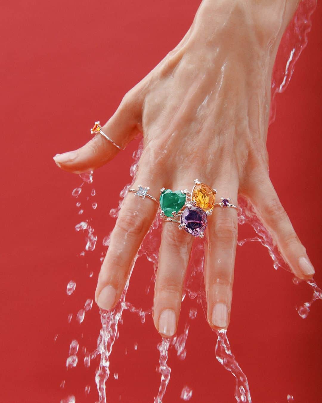 トウスのインスタグラム：「When our emotions are encapsulated into jewels 👾  #TOUSColorPills」