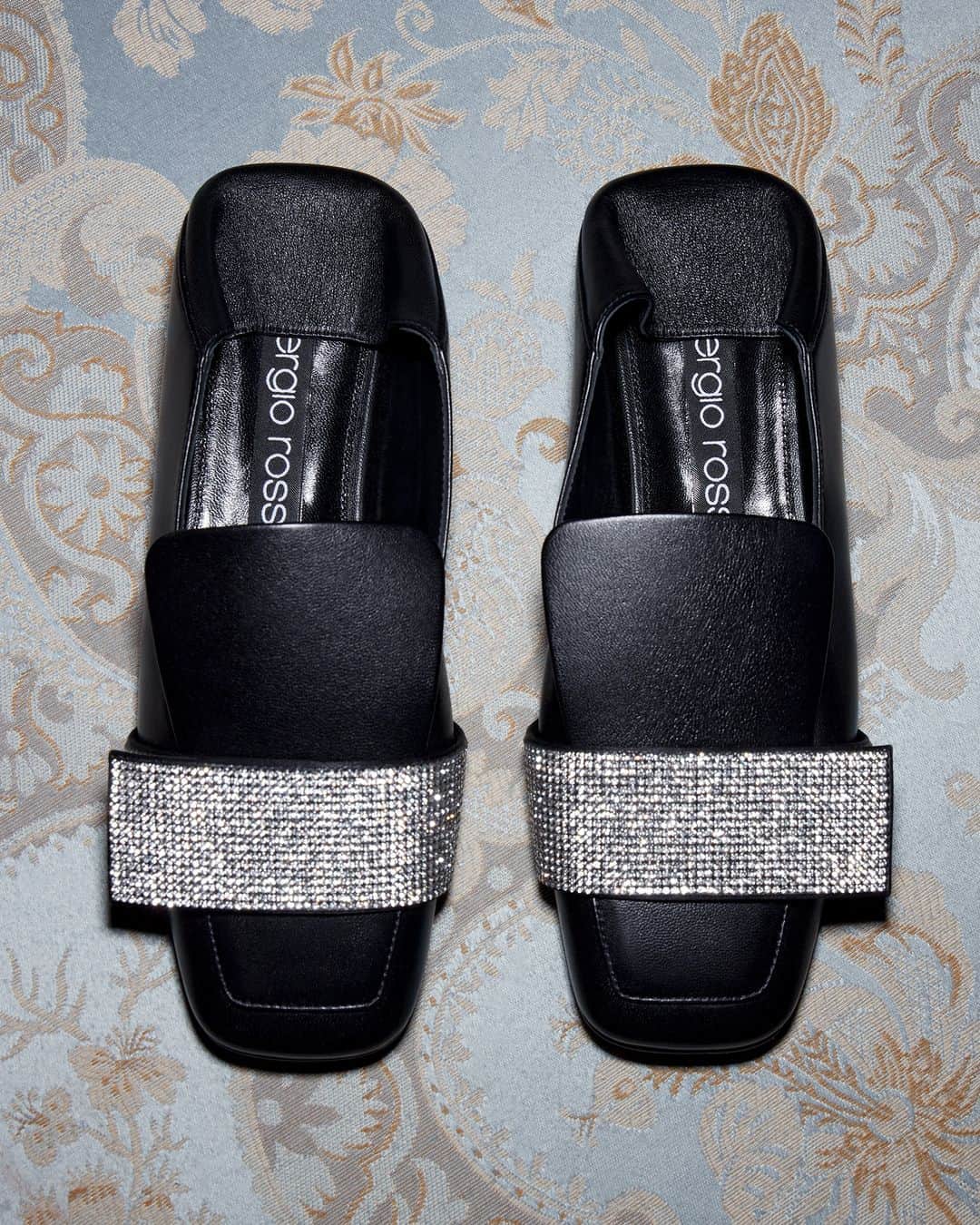 Sergio Rossiさんのインスタグラム写真 - (Sergio RossiInstagram)「A slipper designed to take you from day to night. Discover the #sr1Paris on sergiorossi.com #SergioRossi」9月8日 21時30分 - sergiorossi