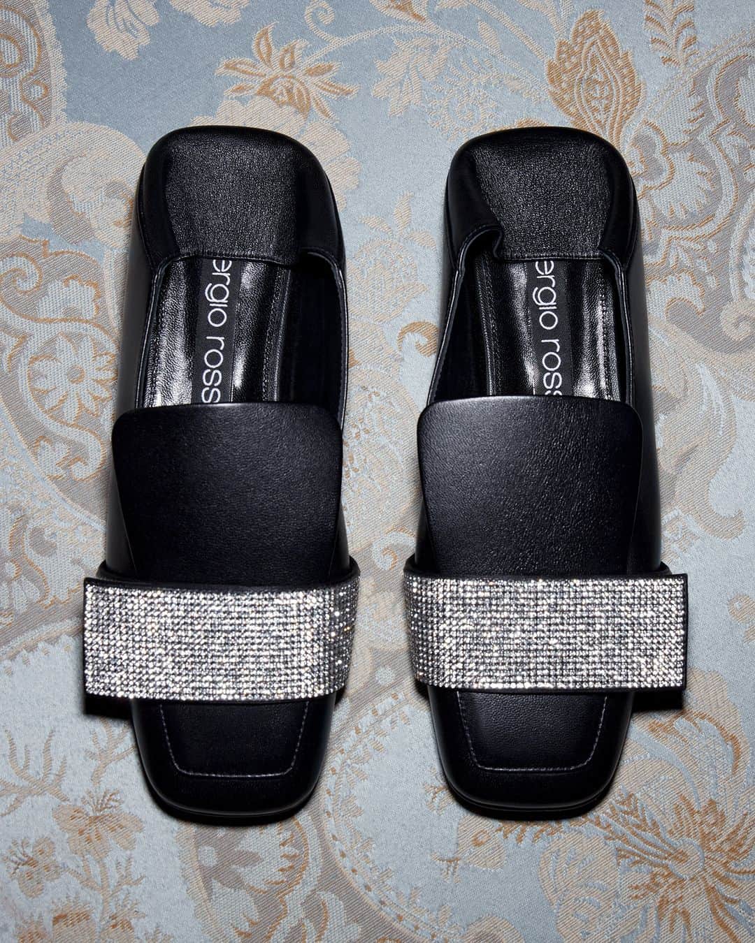 Sergio Rossiのインスタグラム：「A slipper designed to take you from day to night. Discover the #sr1Paris on sergiorossi.com #SergioRossi」