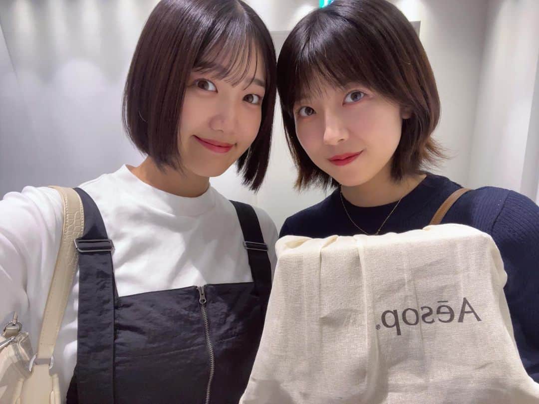 磯原杏華のインスタグラム：「らぶ〜🥰🥰🥰  @shiho_suzu_ ♡ 何年経っても無限に喋れる友  誕生日プレゼントまでありがとう🥹🤍 私が最近ドンピシャで欲しかったもの当ててきて流石すぎた👏  #スクラブ #aesop #磯原だからAesop貰いがち」