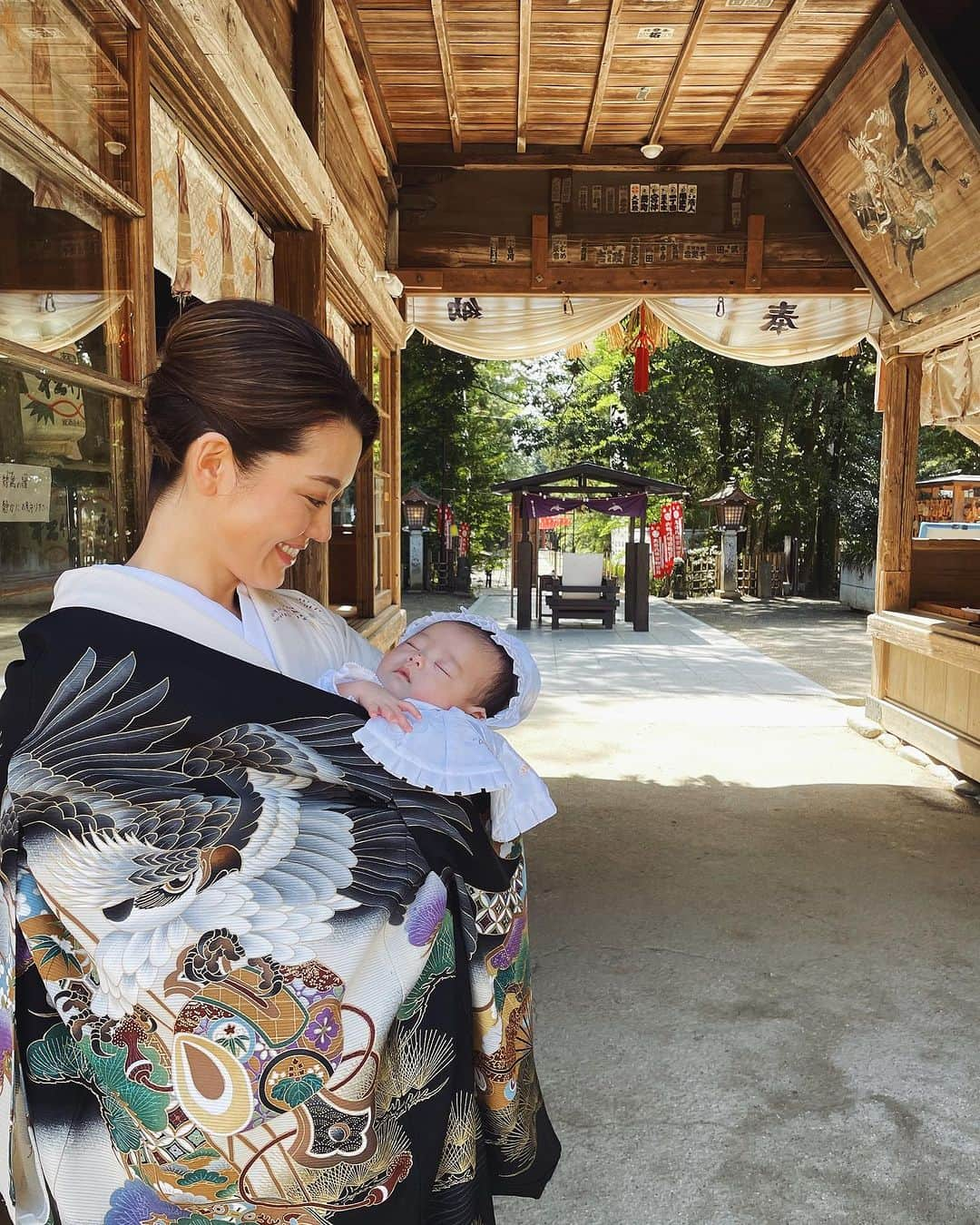 菊地舞美のインスタグラム：「⛩️ ________________________ ⁡ 昨日は あまりの暑さに延期、延期となっていた お宮参りへ⛩️👶🏻 ⁡ ⁡ 連日雨予報という中 奇跡的に晴れた日☀️  ⁡ もうこんな機会はないかもしれない！ せっかくなので記念に和装で参列しました👘 ⁡ ⁡ しかし… 絽を着たにも関わらず やはりお着物＋産着は暑かった… ⁡ ⁡ 湯たんぽと化した👶🏻さん よく泣かずにがんばりました👏 （帽子もよだれかけもキラーイ！と外そうとする👶🏻さん。全ての写真でズレている🤣） ⁡ ⁡ 着付けとヘアセット （授乳で乾燥しきったパサパサ髪の毛をまとめてくださった😭） @7bridge_masaru さん 奥様 ありがとうございました🙏 ⁡ ⁡ 元気に健やかにのびのび育ちますように☺️ —— ⁡#着物の時しか役に立たない富士額 #本領発揮  #お宮参り #着物 #👘」