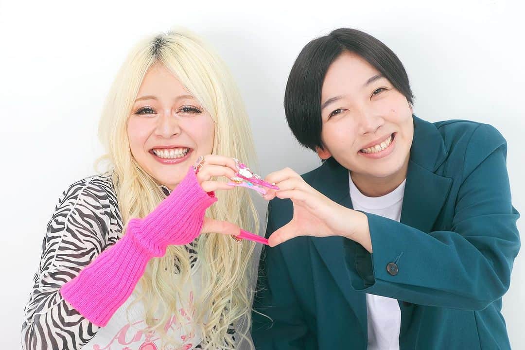 steady.のインスタグラム：「発売中のsteady.10月号には #エルフ のおふたりが登場❗️ ⁡ 読者のお悩み相談室と題して、アラサー女子の悩みに答えてもらいました✨ハピネーーース！！な回答の数々、ぜひ誌面でチェックしてください👀  荒川さんはるさんの可愛すぎるなかよしショットも満載です！」
