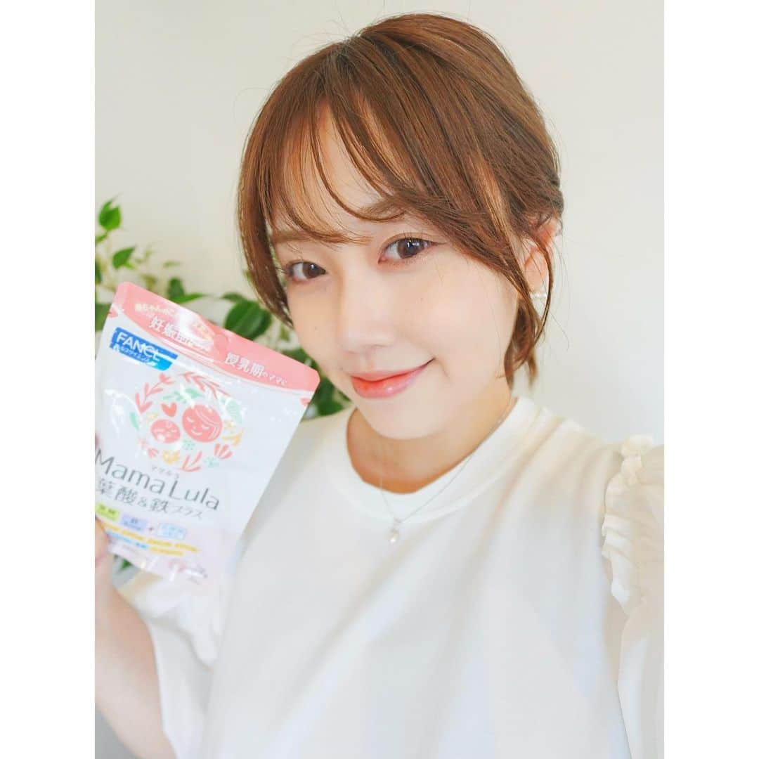 のインスタグラム：「1人目妊活時〜ずっと飲んでいるので 皆さんも見覚えがあると思うのですが FANCLの『ママルラ』🤱♡  妊娠前～授乳期の女性におススメの葉酸サプリメント ！ だから今もずっと飲んでいるし授乳期にかけても 飲み続けていきたいと思っています💡  POINT💡 ①妊娠前から出産後・授乳期まで 必要な「葉酸」を480ugとしっかり適正配合。   ②「葉酸」以外にも、赤ちゃんの発育に必要な「鉄」や 9種の栄養素、乳酸菌など、女性の体に必要な栄養素の選定及び適正な摂取量にこだわった、最適な商品設計。   ③1日4粒目安、1日約48円/日と続けやすい葉酸サプリ。   残りの妊婦生活も大切に過ごそう🥰  #PR #ファンケル　#ママルラ　#葉酸　#葉酸サプリメント　#ママパパを応援  #楽天スーパーセール  #楽天roomに載せてます」