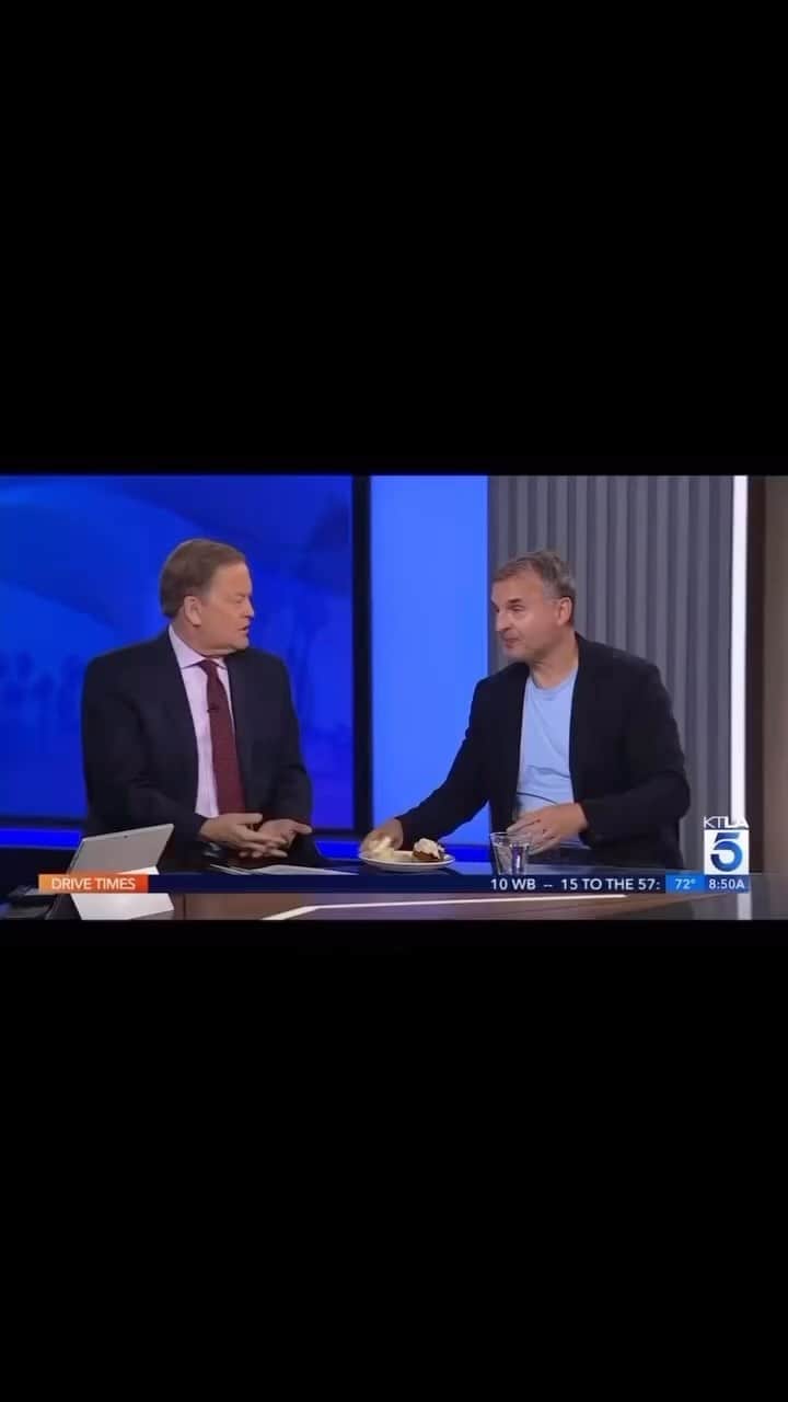 カリスマ・カーペンターのインスタグラム：「Phil Rosenthal: This is about corporate America versus the worker.   He’s right.  . . A thought: What if we accept it won’t be resolved and put our energies into building a new system without these corporate conglomerates? These tech giants? Are there venture capitalists who love the entertainment business and are artist friendly that would invest in a new system? Can all of us writers and actors come together to form and invest in something new? In ourselves? Where we have equity in our own work? Because this feels futile. Especially with AI. Especially since these companies won’t be transparent. Especially since they’re willing to lose 300-500M over the strike when we’re asking for less than that. It seems as though we may need to revolutionize the business. Think outside the box.  What would it take to do that? What visionary among us could lead us through an industrial revolution?」