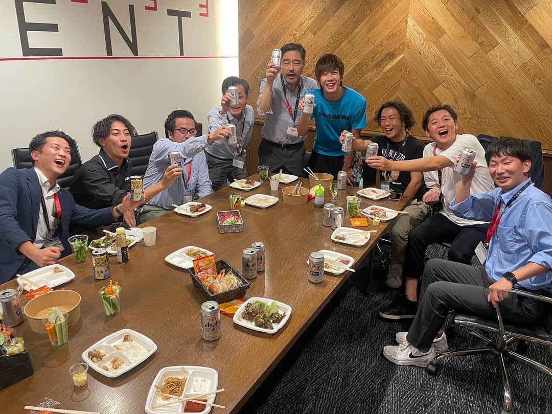 田村侑久のインスタグラム：「今日はボイメンの愛知農業塾終わりになごやエンタメ祭りでお世話になった関係者の皆様と乾杯させてもらいました！！  本当に各関係者の皆様、ありがとうございました😍😍  #PR #1000人乾杯チャレンジ #アサヒビール  残り977人！！！ 田村の周りの友達や関係者の皆様、乾杯したいという方連絡ください🤣」