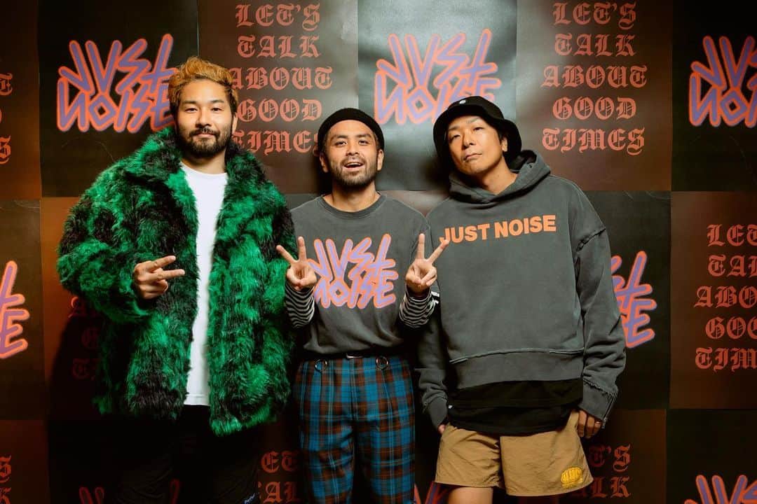 Shun のインスタグラム：「⚡️JUST NOISE⚡️  たまに「Shunさんが着てるカットオフT買います！」って物販来る人いるんだけど(写真③)、グッズじゃなくて俺の大好きな @justnoise.tokyo のプロダクトなのでそこんとこヨロシク👊🏻 商品リンク タグ付けときます🔥  秋冬のパーカーがめっちゃカッコよくて即オーダー⚡️ @jessekojima ありがとうございました！  @makoto_tlp ひっさびさに会えてBros Reunion 🤝🏻」