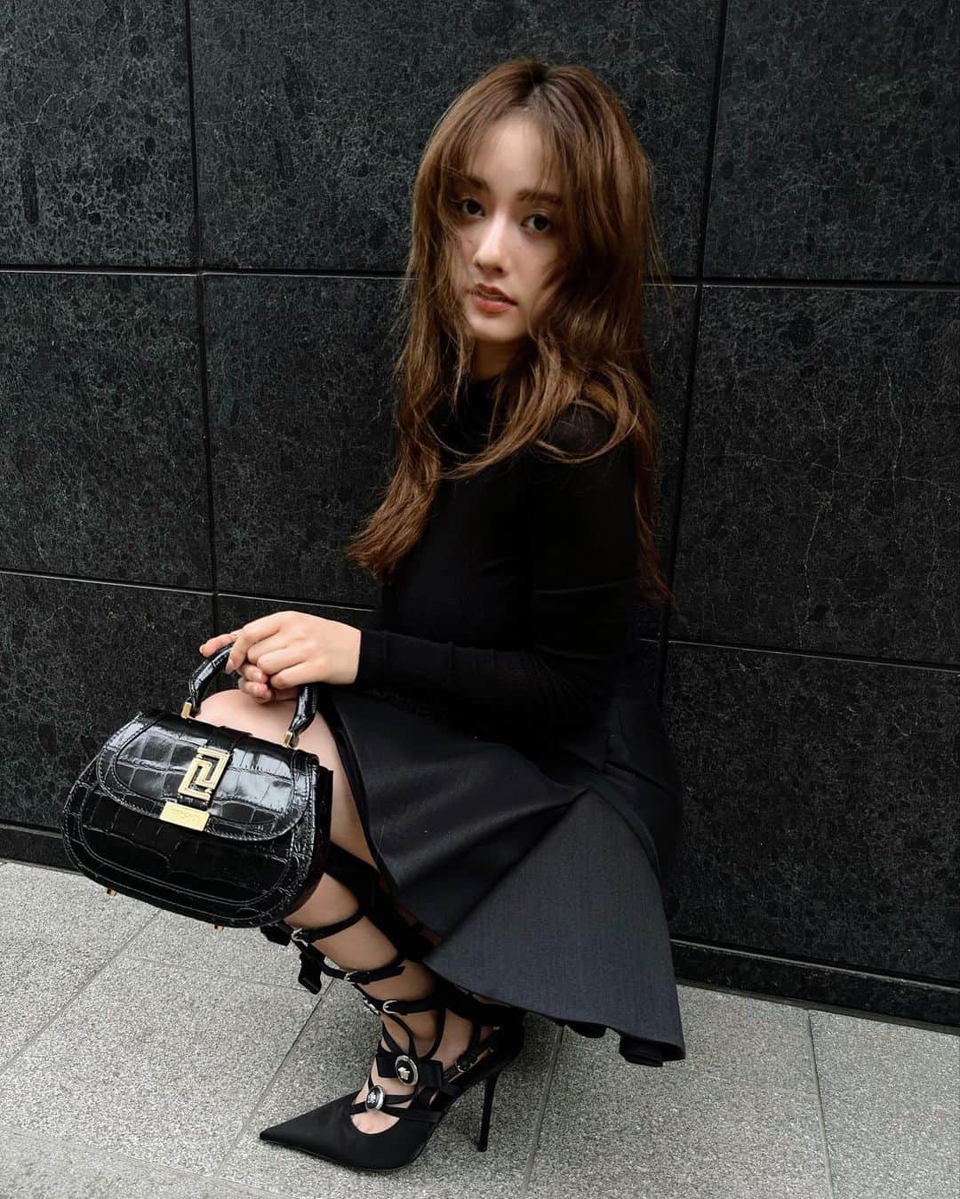 谷まりあのインスタグラム：「@versace 🖤 #VersaceFW23 #VersaceGrecaGoddess #PR」