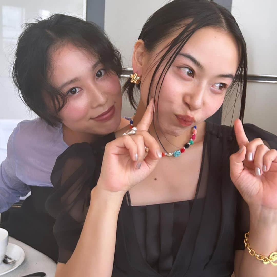 後藤早貴さんのインスタグラム写真 - (後藤早貴Instagram)「高校の時から ずっと可愛いりなが結婚した❤️🫶🏻  おめでとう。本当に。  そしてこんな最高な式に呼んでくれてありがとう🖤❤︎ @pez615   本間に仲良くしてくれてありがと！love!  可愛すぎたぁー！！ これからもずっとお幸せにやでー！  プチ同窓会気分も本当に楽しかったですっ🤤🌕❣️  幸せお裾分けありがとね！」9月8日 21時26分 - gosakicchi