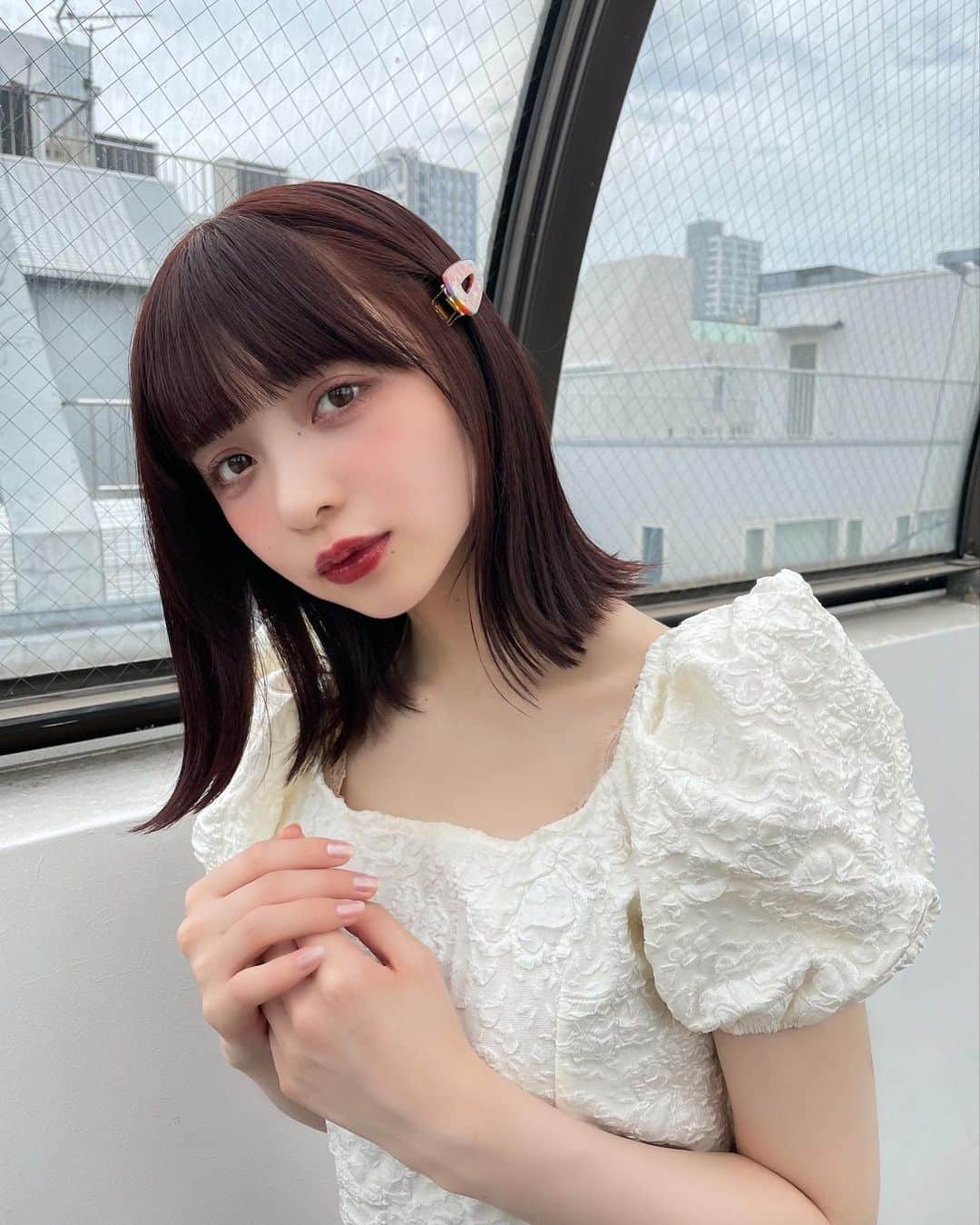 新田湖子さんのインスタグラム写真 - (新田湖子Instagram)「髪染めました〜👩🏻 深い赤にした🪿🪿 もっとすんごい可愛いお色味なの、写真で伝わらないの悔しい！ お気に入り〜🫶🏻」9月8日 21時28分 - coconitta0809