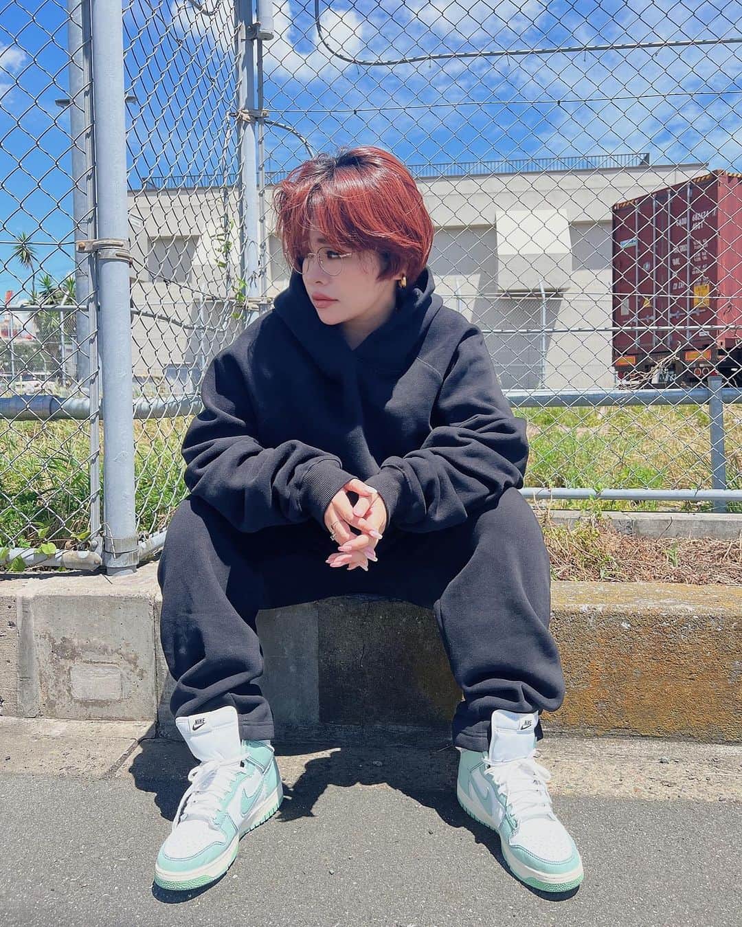 金子若菜のインスタグラム：「⠀ おつかれーらいす。 今週も俺ら、本当頑張ったよな。  ⠀ 去年大好評だった、フーディーシリーズ！！ 今年も作りました！ 全色、載せたぜ。(スウェットパンツはベージュと黒のみ)  スウェットは秋冬さ、超着るから、 超こだわってるにょ。  今年ももちのろん、フードは立つようにしてるし、 去年より袖と裾がびよんびよんにならないようにしたの。  そしてもちろんユニセックスのサイズです。  9月発売の即納なので 今年も是非ゲットしてほしいぜ。ｷﾗｯ  なんだか赤髪がもう懐かしい😀」