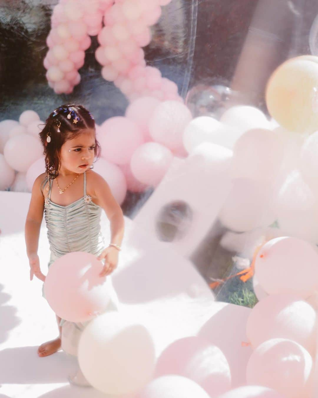 デヴォン・ウィンザーさんのインスタグラム写真 - (デヴォン・ウィンザーInstagram)「ENZO IS 2 ! 🧜🏼‍♀️🌸🌞🌊🐙 Happy Birthday to my happy, smart, silly and kind baby girl! Mommy and Daddy love you endlessly and are so honored to watch you grow up to be the most amazing person and big sissy! We had so much celebrating with all our friends and family in an Under The Sea bash! Here’s to many more, keep on shining!」9月8日 21時39分 - devwindsor