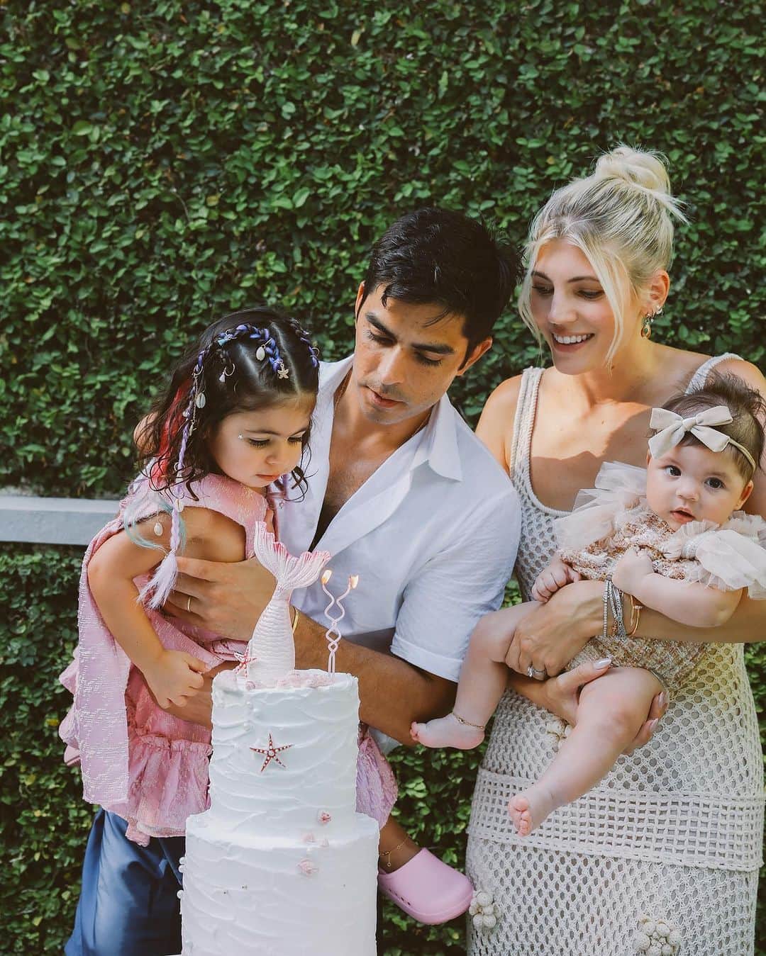 デヴォン・ウィンザーのインスタグラム：「ENZO IS 2 ! 🧜🏼‍♀️🌸🌞🌊🐙 Happy Birthday to my happy, smart, silly and kind baby girl! Mommy and Daddy love you endlessly and are so honored to watch you grow up to be the most amazing person and big sissy! We had so much celebrating with all our friends and family in an Under The Sea bash! Here’s to many more, keep on shining!」