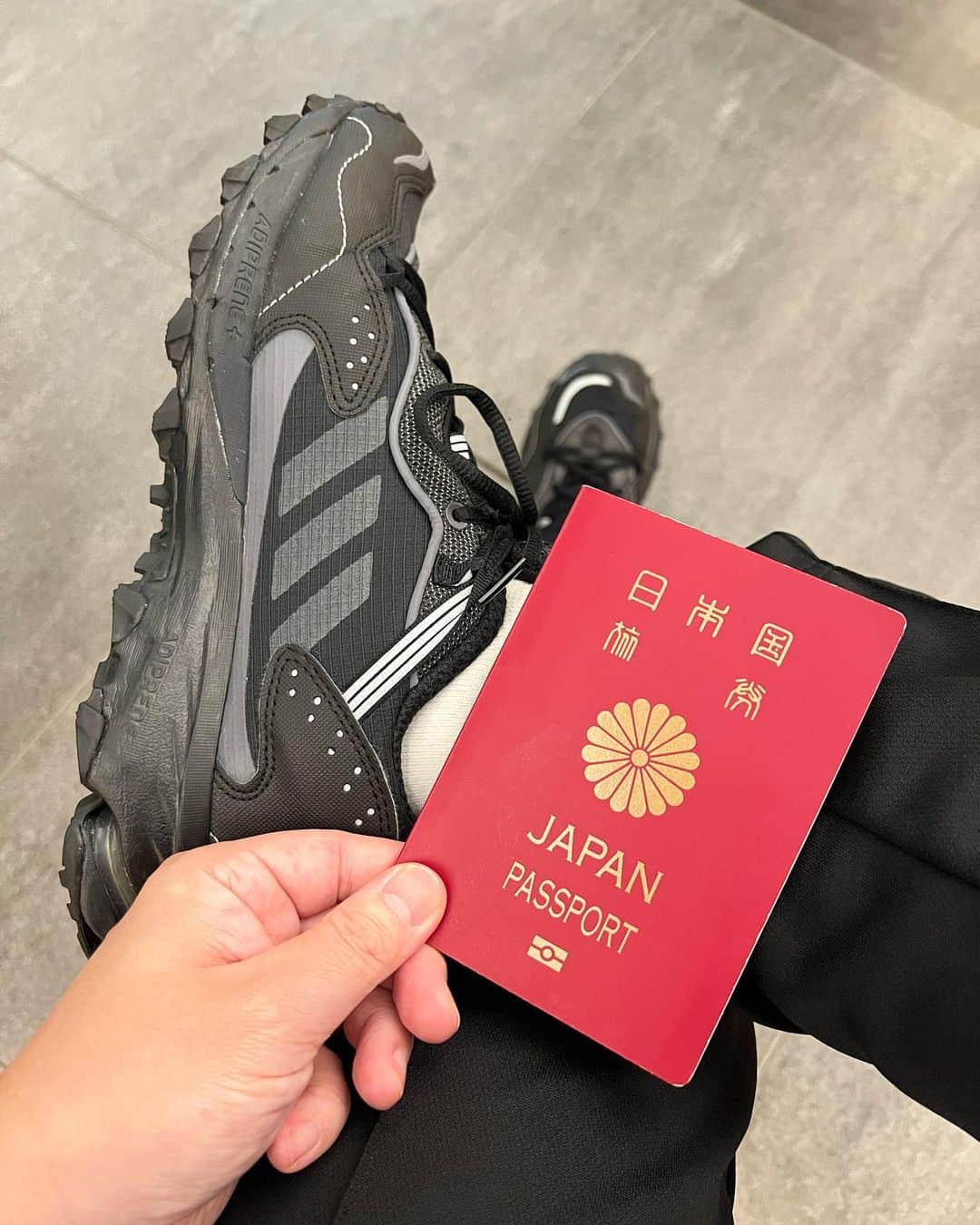 小島奉文のインスタグラム：「. adidas HQ🇩🇪🇩🇪🇩🇪. any coment,opinion and requet to adidas? adidasへのご意見、リクエスト、なにか復刻希望などあれば、 是非教えて下さい。 . #adidas #adidasoriginals #adidashq #adidasresponse #adidasberlin #atmos #アディダス #アディダスオリジナルス」