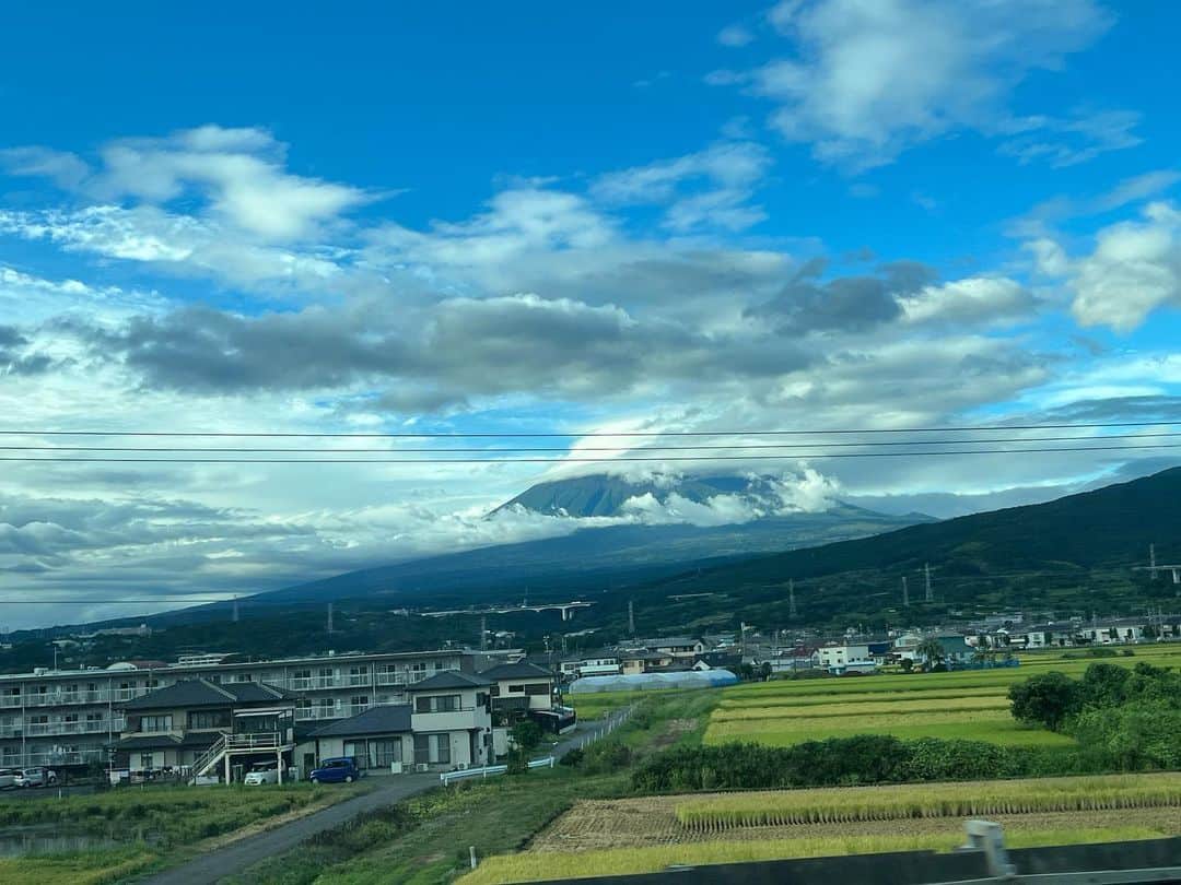 岩崎宏美さんのインスタグラム写真 - (岩崎宏美Instagram)「姫路に到着しています。 東京駅では土砂降りでしたが 車窓から見える景色は、少しづつ太陽が顔を出してくれました。 頭に雲を乗せた富士山🗻そして 美しい夕日に染まる景色に沢山癒されました。 どうか、大きな被害が出ませんように🙏 #台風 #姫路 #岩崎宏美」9月8日 21時33分 - hiromiiwasaki_official
