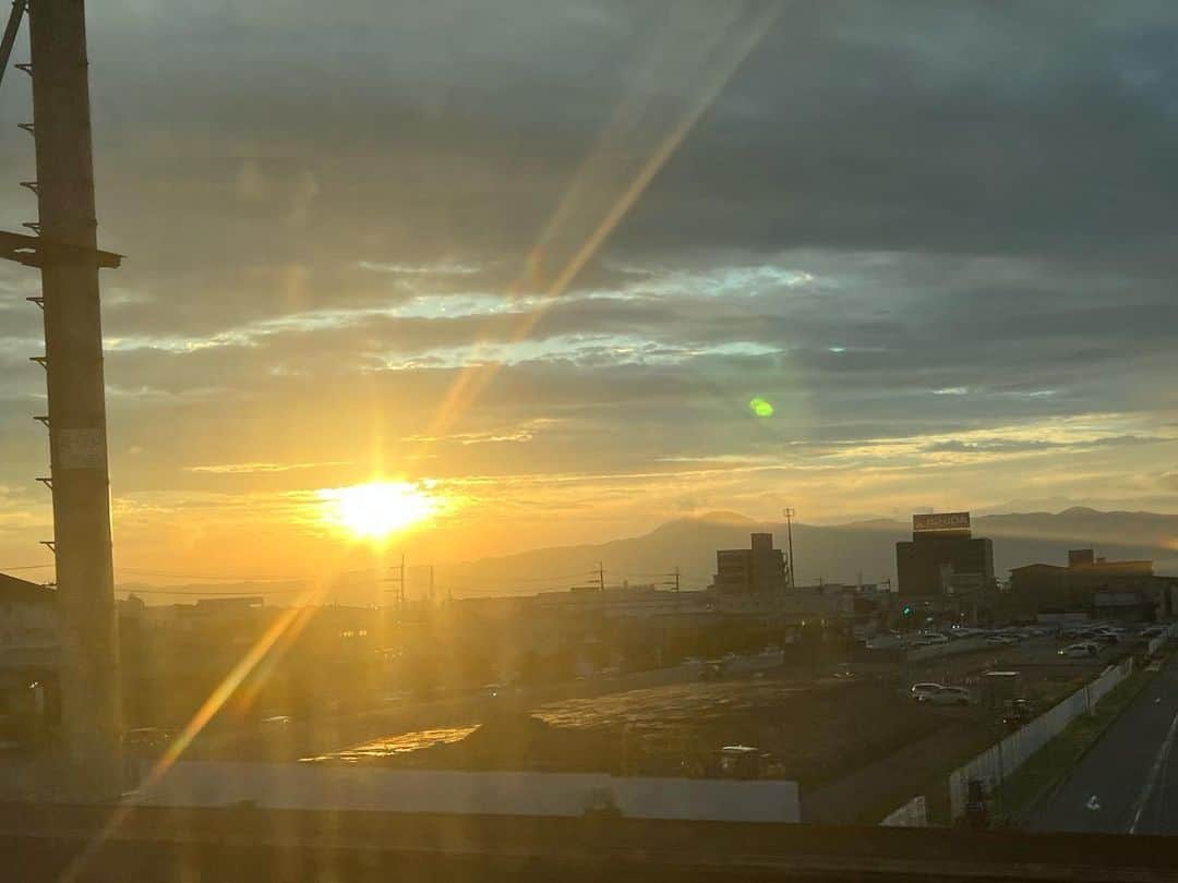 岩崎宏美さんのインスタグラム写真 - (岩崎宏美Instagram)「姫路に到着しています。 東京駅では土砂降りでしたが 車窓から見える景色は、少しづつ太陽が顔を出してくれました。 頭に雲を乗せた富士山🗻そして 美しい夕日に染まる景色に沢山癒されました。 どうか、大きな被害が出ませんように🙏 #台風 #姫路 #岩崎宏美」9月8日 21時33分 - hiromiiwasaki_official