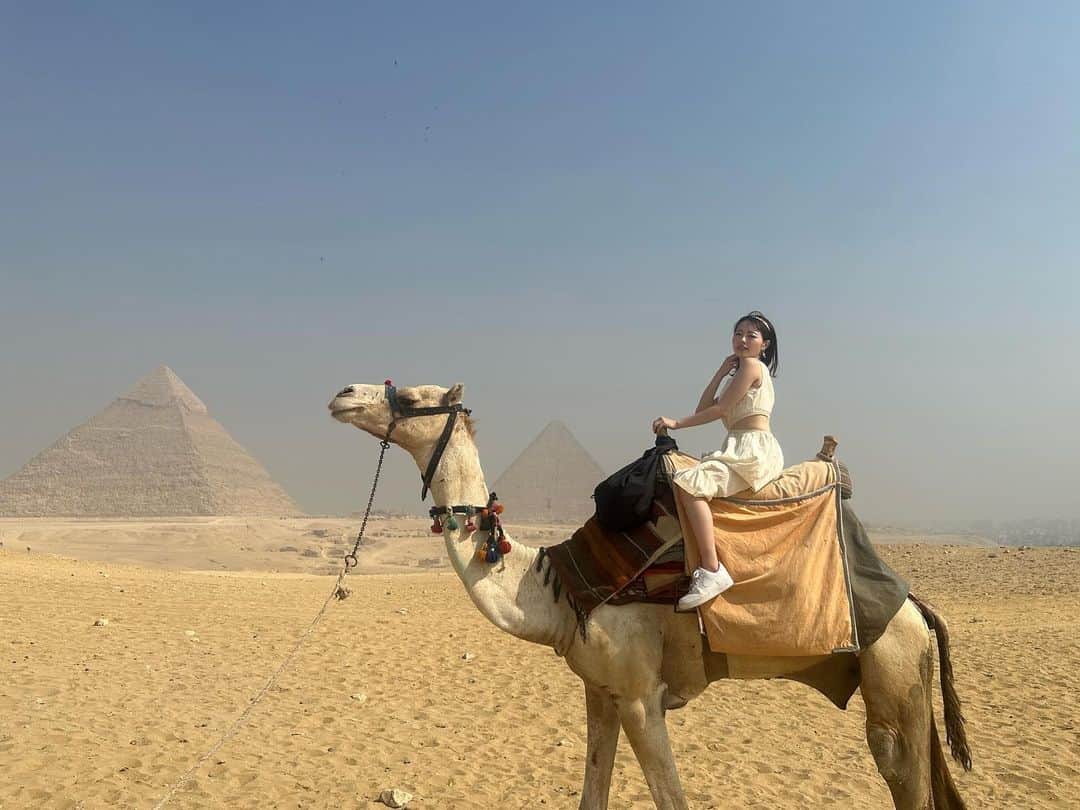 森香穂のインスタグラム：「♡  そしてラクダに初めて乗りました🐫❤️ 想像以上に高くて最初怖かったけど楽しめました♩.•   #エジプト #エジプト旅行 #ピラミッド」