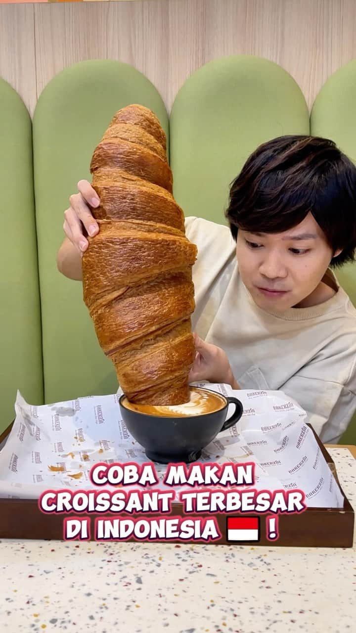 そこらへん元気のインスタグラム：「Giant Croissant🥐 @bakerzinjkt YABAAAAA!! Unik dan enak!! Kamu bisa habis??😏 インドネシアで一番デカいクロワッサン🥐がヤバい😂  #giantcroissant #croissantbesar #bigcroissant #bakerzin #menuviral #makananviral #genkibanget #巨大クロワッサン #クロワッサン #インドネシア #ジャカルタ在住」