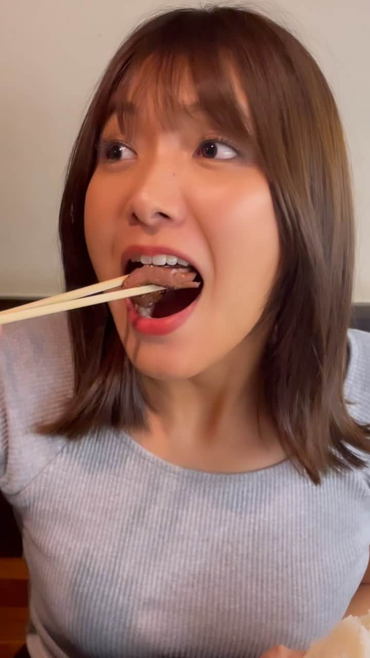 木岡真理奈のインスタグラム：「29歳、肉をくらう🍖 焼肉は米派。いつも冷麺と悩む。 お祝いコメントありがとうございますです。  #誕生日 #焼肉 #明叙苑 #黒の日に生まれた子 #リールにはまってます」