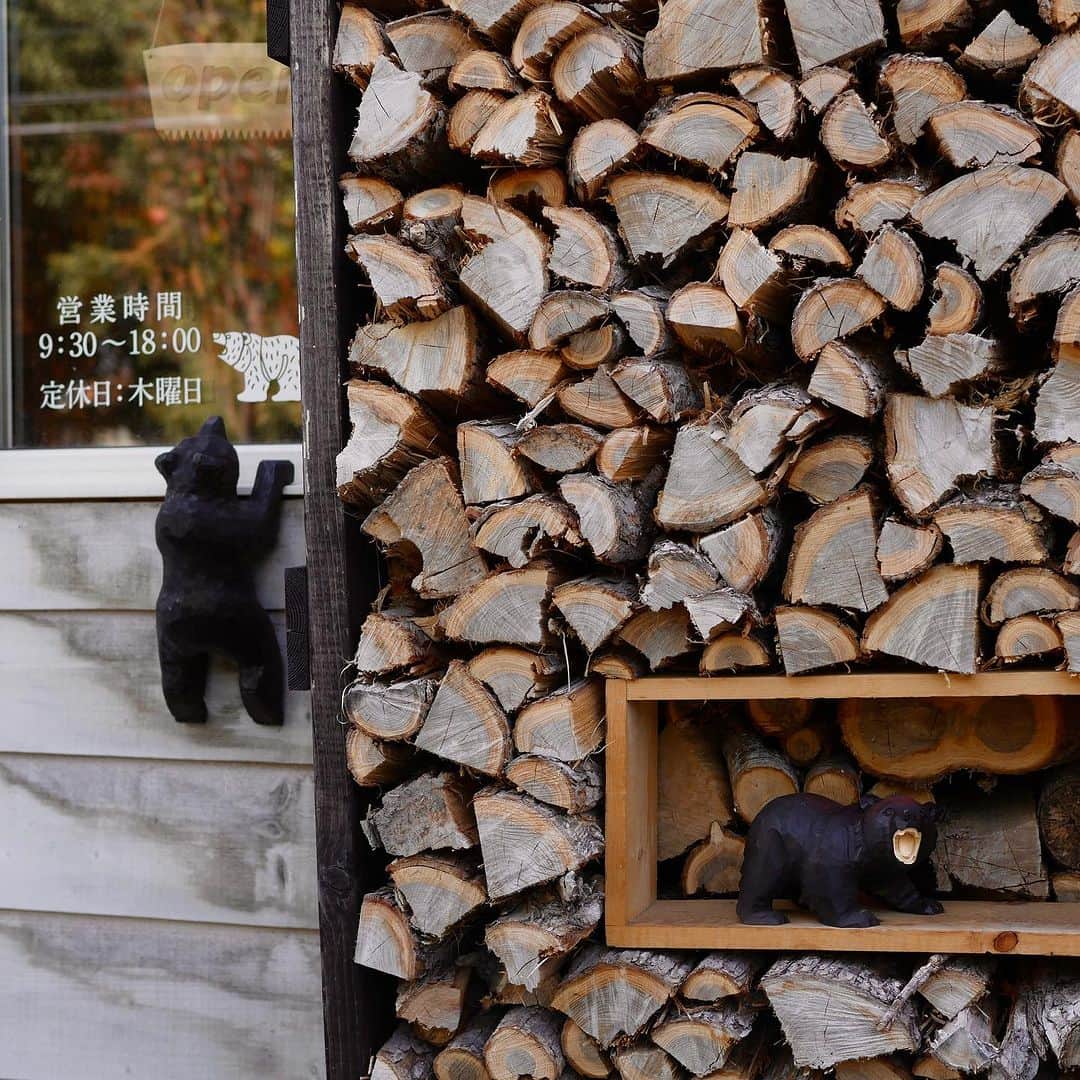 UNWIND HOTEL&BAR THE LODGE-LIKE HOTELさんのインスタグラム写真 - (UNWIND HOTEL&BAR THE LODGE-LIKE HOTELInstagram)「おすすめスポット紹介▷▷🧸  ▼遊牧民(ゆうぼくみん) 北海道の土産品にとどまらず、美術品としても注目されている「木彫り熊」そんな木彫り熊を中心に木工作品を扱うお店遊牧民(ゆうぼくみん)木彫民芸品や木の手づくり雑貨などの販売を行っております。  店内はサイズもデザインもさまざまな魅力的な熊の木彫りがズラリと並んでいます。 手に取るとワクワクしたり、眺めているだけで癒やされる空間です。  是非、旅の思い出にお気に入りの熊さんを見つけてみてくださいね☺️  📍お店情報 住所 : 北海道札幌市中央区北７条西１９丁目１−２６ 営業時間: 9:00～18:00 定休日:木曜日  --------------------  @unwind_hotel_sapporo  ロッジライクの非日常感な体験ができる ライフスタイルホテルです。  --------------------  #explorelively #unwindhotelandbar #unwindhotelandbarsapporo⁠  #薪ストーブのある暮らし #ログハウス #ロッジ  #ホカンス  #木彫り  #北海道土産 #おすすめスポット  #木彫りの熊 #hotel #hokkaido #trip #hokkaidosgram #hokkaidolikers #japantrips」9月8日 21時47分 - unwind_hotel_sapporo