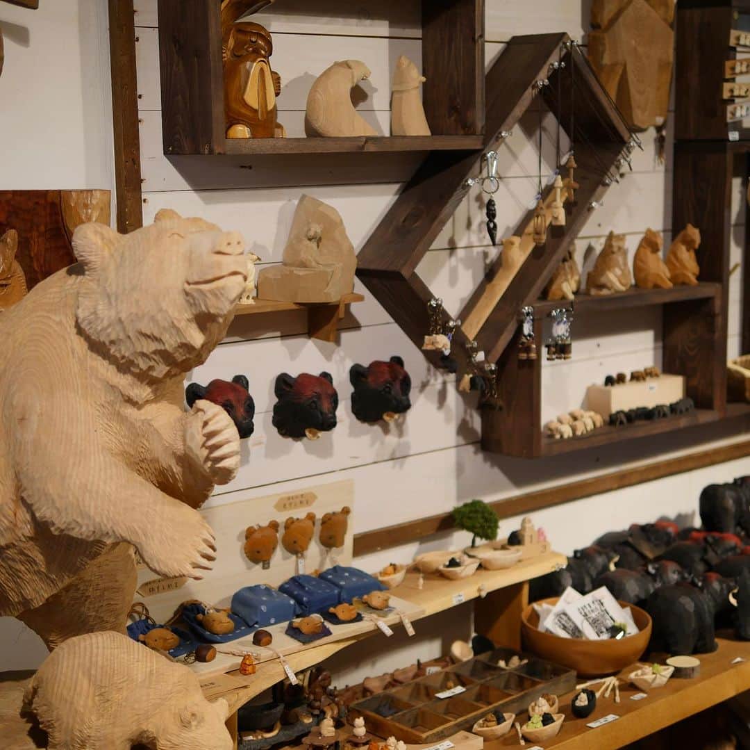 UNWIND HOTEL&BAR THE LODGE-LIKE HOTELさんのインスタグラム写真 - (UNWIND HOTEL&BAR THE LODGE-LIKE HOTELInstagram)「おすすめスポット紹介▷▷🧸  ▼遊牧民(ゆうぼくみん) 北海道の土産品にとどまらず、美術品としても注目されている「木彫り熊」そんな木彫り熊を中心に木工作品を扱うお店遊牧民(ゆうぼくみん)木彫民芸品や木の手づくり雑貨などの販売を行っております。  店内はサイズもデザインもさまざまな魅力的な熊の木彫りがズラリと並んでいます。 手に取るとワクワクしたり、眺めているだけで癒やされる空間です。  是非、旅の思い出にお気に入りの熊さんを見つけてみてくださいね☺️  📍お店情報 住所 : 北海道札幌市中央区北７条西１９丁目１−２６ 営業時間: 9:00～18:00 定休日:木曜日  --------------------  @unwind_hotel_sapporo  ロッジライクの非日常感な体験ができる ライフスタイルホテルです。  --------------------  #explorelively #unwindhotelandbar #unwindhotelandbarsapporo⁠  #薪ストーブのある暮らし #ログハウス #ロッジ  #ホカンス  #木彫り  #北海道土産 #おすすめスポット  #木彫りの熊 #hotel #hokkaido #trip #hokkaidosgram #hokkaidolikers #japantrips」9月8日 21時47分 - unwind_hotel_sapporo