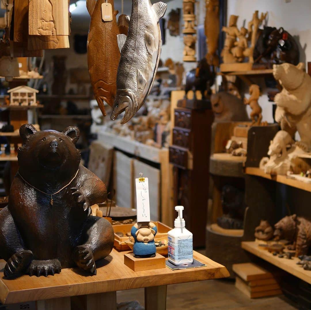 UNWIND HOTEL&BAR THE LODGE-LIKE HOTELさんのインスタグラム写真 - (UNWIND HOTEL&BAR THE LODGE-LIKE HOTELInstagram)「おすすめスポット紹介▷▷🧸  ▼遊牧民(ゆうぼくみん) 北海道の土産品にとどまらず、美術品としても注目されている「木彫り熊」そんな木彫り熊を中心に木工作品を扱うお店遊牧民(ゆうぼくみん)木彫民芸品や木の手づくり雑貨などの販売を行っております。  店内はサイズもデザインもさまざまな魅力的な熊の木彫りがズラリと並んでいます。 手に取るとワクワクしたり、眺めているだけで癒やされる空間です。  是非、旅の思い出にお気に入りの熊さんを見つけてみてくださいね☺️  📍お店情報 住所 : 北海道札幌市中央区北７条西１９丁目１−２６ 営業時間: 9:00～18:00 定休日:木曜日  --------------------  @unwind_hotel_sapporo  ロッジライクの非日常感な体験ができる ライフスタイルホテルです。  --------------------  #explorelively #unwindhotelandbar #unwindhotelandbarsapporo⁠  #薪ストーブのある暮らし #ログハウス #ロッジ  #ホカンス  #木彫り  #北海道土産 #おすすめスポット  #木彫りの熊 #hotel #hokkaido #trip #hokkaidosgram #hokkaidolikers #japantrips」9月8日 21時47分 - unwind_hotel_sapporo
