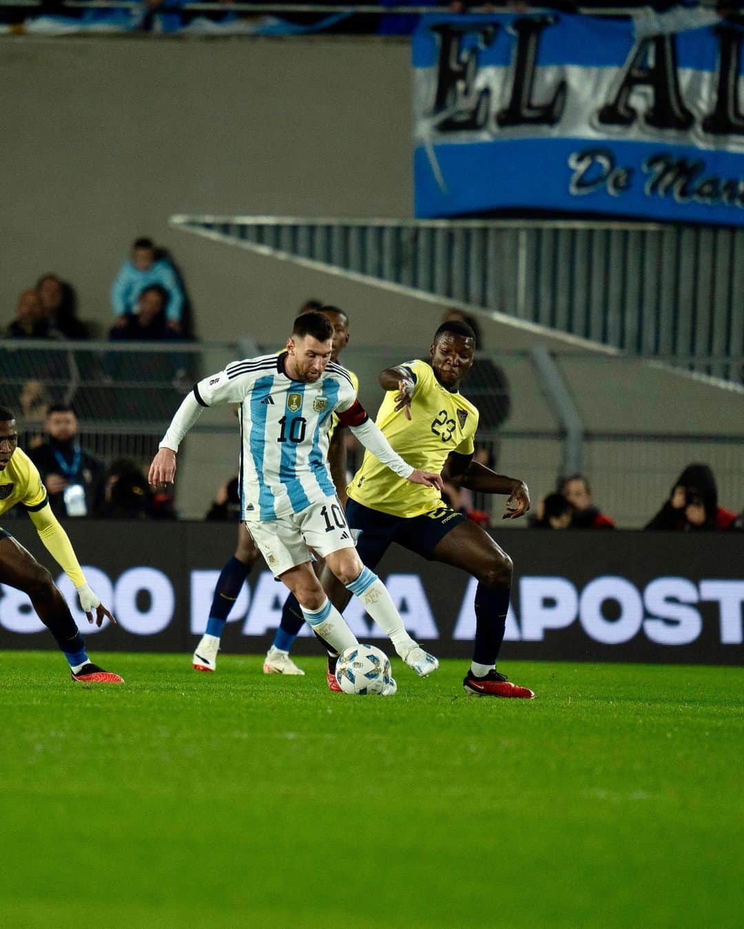 サッカー エクアドル代表チームのインスタグラム：「Cosas que pasan cuando Moisés activa el ultra instinto🤷🏻‍♂️」