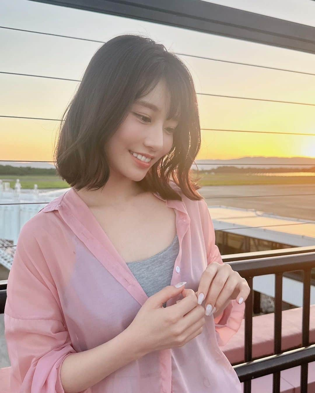 河北彩花のインスタグラム：「⁡ ⁡ 長崎空港についてすぐに撮った写真📷🤍 ⁡ ⁡ ほんとうは撮る予定はなかったけど カメラマンさんが夕日が綺麗だからって 屋上に出て撮りにいってくれました🌇 ⁡ ⁡ ⁡ ⁡ ステキな写真が撮れました❀   #長崎空港  #展望デッキ」