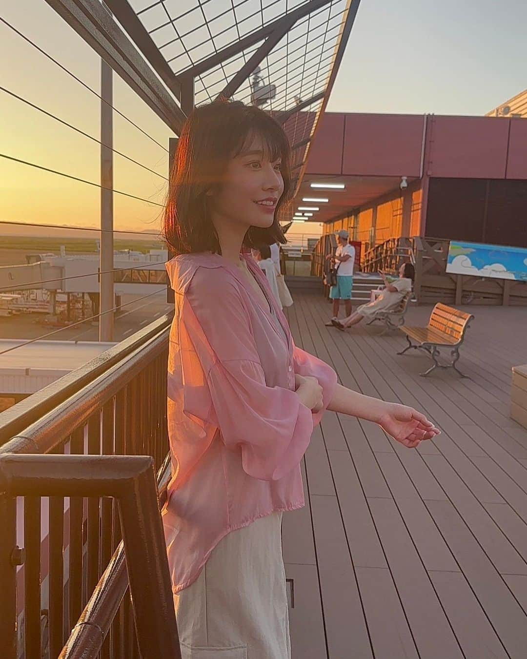 河北彩花さんのインスタグラム写真 - (河北彩花Instagram)「⁡ ⁡ 長崎空港についてすぐに撮った写真📷🤍 ⁡ ⁡ ほんとうは撮る予定はなかったけど カメラマンさんが夕日が綺麗だからって 屋上に出て撮りにいってくれました🌇 ⁡ ⁡ ⁡ ⁡ ステキな写真が撮れました❀   #長崎空港  #展望デッキ」9月8日 21時44分 - saika_kawakita__official