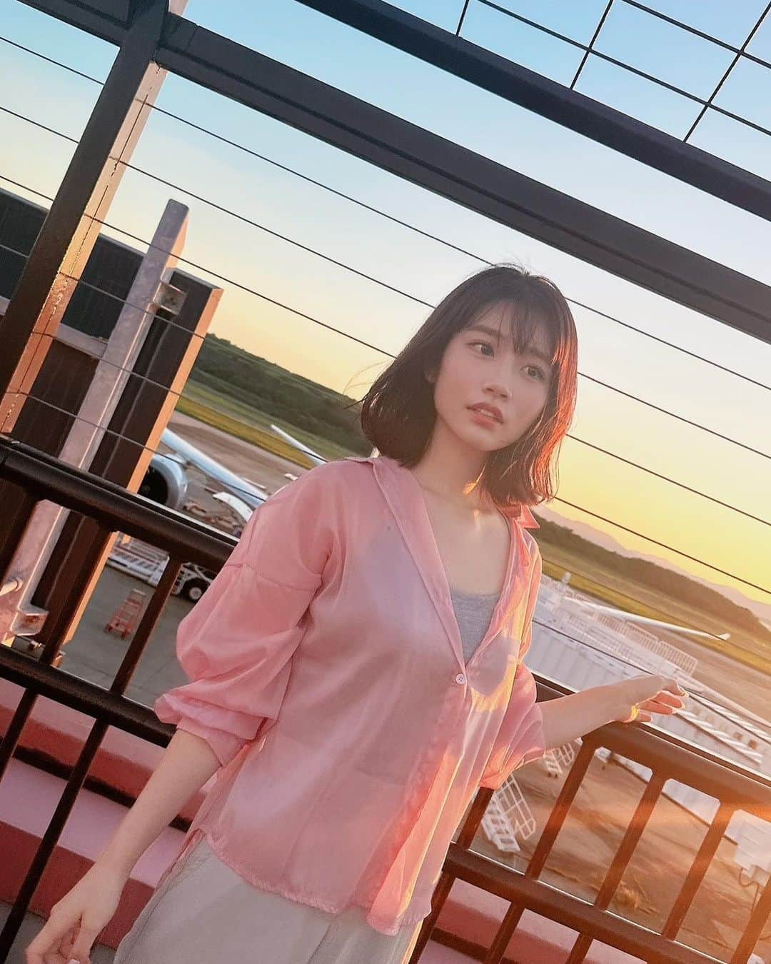 河北彩花さんのインスタグラム写真 - (河北彩花Instagram)「⁡ ⁡ 長崎空港についてすぐに撮った写真📷🤍 ⁡ ⁡ ほんとうは撮る予定はなかったけど カメラマンさんが夕日が綺麗だからって 屋上に出て撮りにいってくれました🌇 ⁡ ⁡ ⁡ ⁡ ステキな写真が撮れました❀   #長崎空港  #展望デッキ」9月8日 21時44分 - saika_kawakita__official