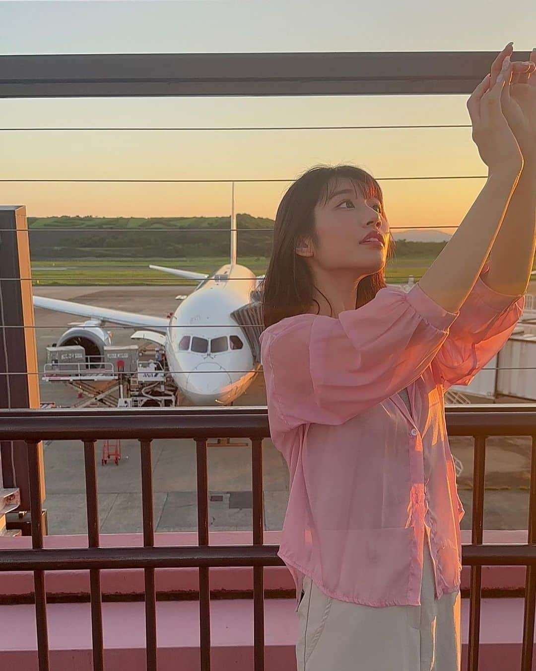 河北彩花さんのインスタグラム写真 - (河北彩花Instagram)「⁡ ⁡ 長崎空港についてすぐに撮った写真📷🤍 ⁡ ⁡ ほんとうは撮る予定はなかったけど カメラマンさんが夕日が綺麗だからって 屋上に出て撮りにいってくれました🌇 ⁡ ⁡ ⁡ ⁡ ステキな写真が撮れました❀   #長崎空港  #展望デッキ」9月8日 21時44分 - saika_kawakita__official