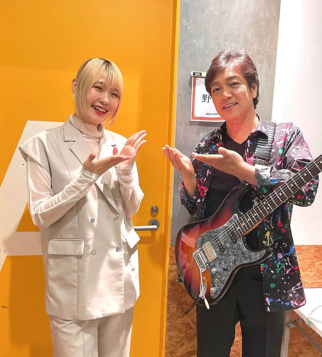 ハラミちゃんのインスタグラム：「野口五郎さんのライブにゲスト出演させていただきました！🎸🎹✨✨✨✨  ♪ ラヴ・イズ・オーヴァー ♪ 少女よ  今回は公開レコーディング！さらに五郎さんがベースしながら歌われたりドラム叩かれたりルーパー使われたり…五郎さんのリズム感と技術にただただ驚きと尊敬です…😳  五郎さんの甘美な歌声とギターの音色にハラミ自身酔いしれながら楽しむことができました。  #歌えるJPOP からのご縁でこうやって再度共演させていただき嬉しい限りです😭💡  五郎さんファンの方々もあたたかく迎えてくださりありがとうございました🙇‍♂️🙇‍♂️🙇‍♂️🍵  実験的なことを果敢にそして誰よりも楽しみながら挑戦し続けている五郎さん！またいつかご一緒できますように✨🙏  ウクレレ奏者の鈴木智貴さんともパシャリ📸ウクレレを身近にしたいんだなぁ〜となんだか共感しながら見てました！オリジナル曲もとっても素敵でした🌊🌴  #野口五郎 さん　@goronoguchi_official  #鈴木智貴 さん  @tomo_4strings  #ZeppNamba」