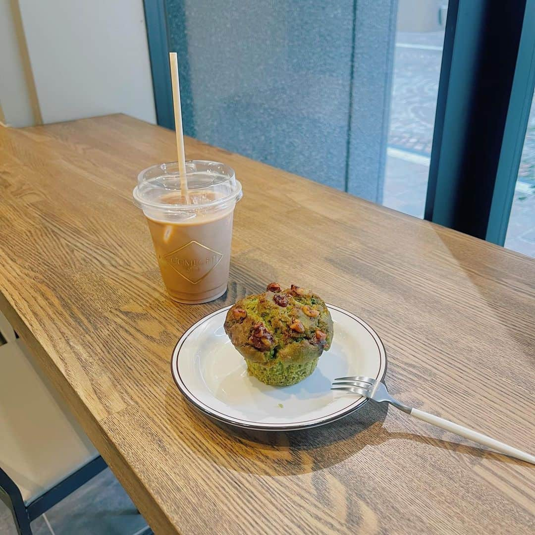 きのこさんのインスタグラム写真 - (きのこInstagram)「お気に入りcafe DAY→  皆さんのおすすめカフェはありますか？  最近東京に１週間に1度仕事で行くので、珈琲の時間楽しむため、カフェを探すことがしばしば。  人混みが苦手なもので、 落ち着いた場所が好きなのですが、 昨日行った　@comfort_stand_tokyo さんは、居心地抜群。  汐留という場所も個人的に好きです。  これから個人的にお気に入りカフェもご紹介できればなと思います☺︎  皆さんのおすすめはありますか？ よければ教えてください〜！  #汐留カフェ#汐留#カフェタイム#カフェ巡り#仕事カフェ  #beamsboy#オーバーオール#夏コーデ#夏服コーデ」9月8日 21時49分 - kinoooooooko3