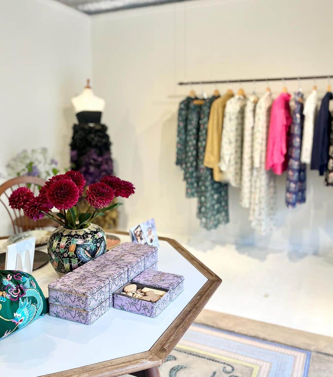 のインスタグラム：「・ MAISON de MARUYAMA 丸山邸では、2023AW Collection の新作が続々と入荷しております💌  皆様の御来店をお待ちしております！  【 丸山邸　9月営業日 】 9日（土） 12日（火）13日（水） 14日（木）15日（金）16日（土） 19日（火）20日（水） 21日（木）22日（金）23日（土）  ［営業時間］: 12:00-19:00 ※営業日、営業時間が変更になる可能性がございます。  －📞お問い合わせ先🛒－ 【 丸山邸 MAISON de MARUYAMA 】 〒107-0062 東京都港区南⻘山4-25-10 TEL: 03- 3406-1935 MAIL: info-store@keitamaruyama.com  #丸山邸　#ケイタマルヤマ #keitamaruyama #maisondemaruyama」